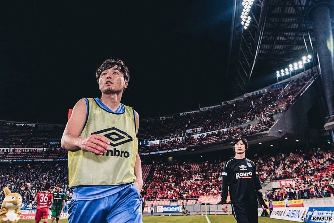 Ｊリーグさんのインスタグラム写真 - (ＪリーグInstagram)「𝕷𝖊𝖌𝖊𝖓𝖉﻿  #Ｊリーグ﻿ #jleague﻿ ﻿ #遠藤保仁 ﻿ #ガンバ大阪 #GAMBAOSAKA﻿ #ガンバ写真部 #GAMBAISM﻿ #bestshot #ベストショット﻿ #niceshot #ナイスショット﻿ #soccer #⚽️ #💙🖤﻿ #ヤットさん #やっとさん #レジェンド  #legend」8月1日 19時40分 - jleaguejp