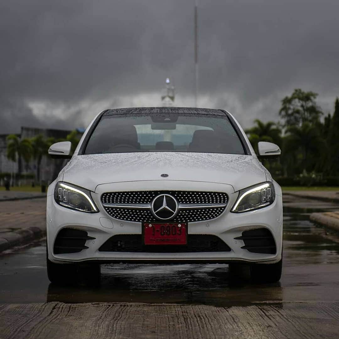Mercedes-Benz Thailandさんのインスタグラム写真 - (Mercedes-Benz ThailandInstagram)「ดีไซน์สะดุดตาจนใครๆ ต้องเหลียวมอง กับความหรูหราล้ำสมัยของ Mercedes-Benz C 300 e  ที่เปี่ยมด้วยประสิทธิภาพของการขับขี่ที่ประหยัดพลังงานจาก EQ Power เจเนอเรชั่นที่ 3 เพื่อมอบสิ่งที่ดีที่สุดให้คุณตลอดทุกการเดินทาง  ขับเคลื่อนเทคโนโลยีไปกับ C 300 e ได้ที่: www.mercedes-benz.co.th/C-Class  #MercedesBenz #CClass #MercedesBenzThailand  #switchtoEQ #EQPower #ElectricIntelligencebyMercedesBenz」8月1日 19時50分 - mercedesbenzthailand