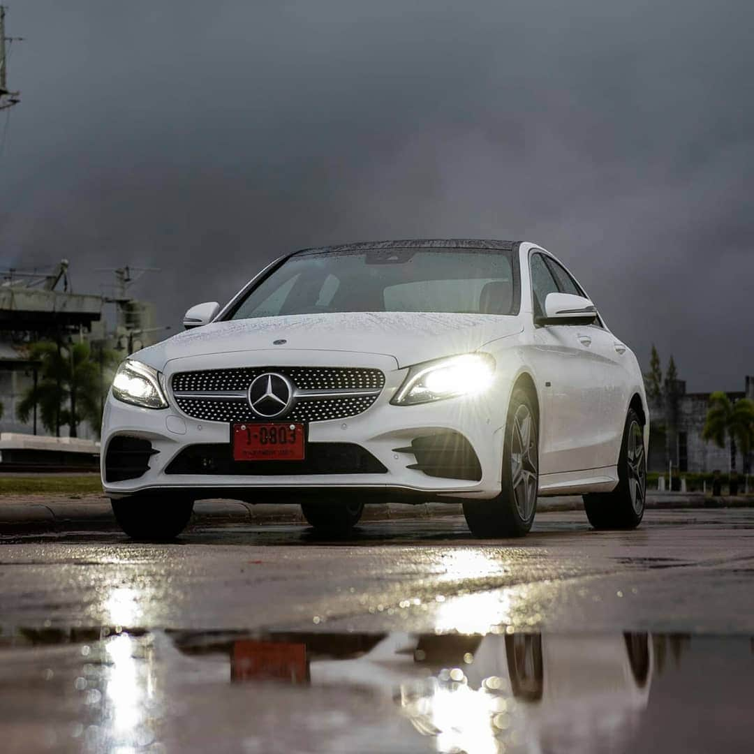 Mercedes-Benz Thailandさんのインスタグラム写真 - (Mercedes-Benz ThailandInstagram)「ดีไซน์สะดุดตาจนใครๆ ต้องเหลียวมอง กับความหรูหราล้ำสมัยของ Mercedes-Benz C 300 e  ที่เปี่ยมด้วยประสิทธิภาพของการขับขี่ที่ประหยัดพลังงานจาก EQ Power เจเนอเรชั่นที่ 3 เพื่อมอบสิ่งที่ดีที่สุดให้คุณตลอดทุกการเดินทาง  ขับเคลื่อนเทคโนโลยีไปกับ C 300 e ได้ที่: www.mercedes-benz.co.th/C-Class  #MercedesBenz #CClass #MercedesBenzThailand  #switchtoEQ #EQPower #ElectricIntelligencebyMercedesBenz」8月1日 19時50分 - mercedesbenzthailand