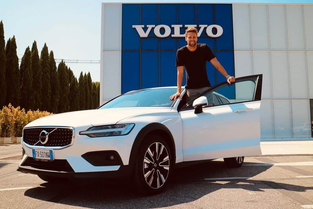 ルカ・ドットさんのインスタグラム写真 - (ルカ・ドットInstagram)「Volvo’s family 💙🇸🇪🚗 grazie @volvocarroom per viziarmi così tanto!! Sono 6 anni che guido volvo e ormai non posso più farne a meno😍 #v60 #crosscountry #D4 #awd」8月1日 19時42分 - dottolck