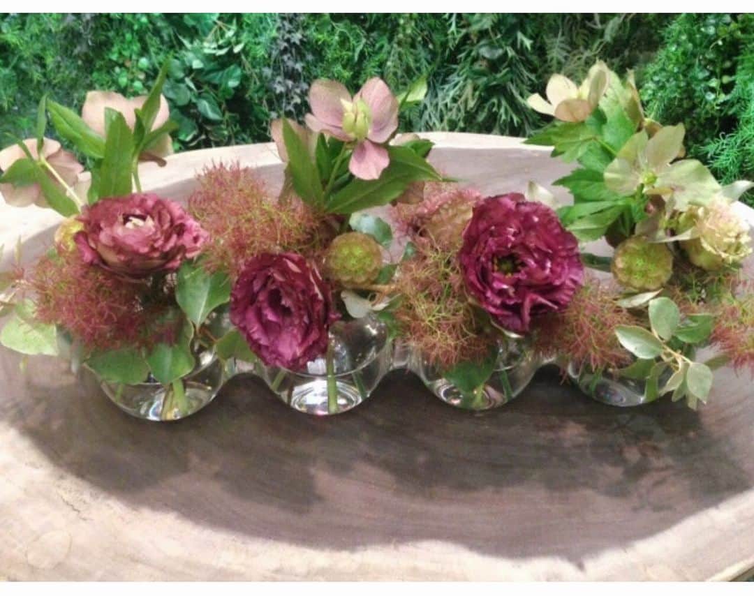 金子エミさんのインスタグラム写真 - (金子エミInstagram)「いつも センス良いお花をアレンジしてくださる #FUGA 素敵な花飾り💐🌿💐🌿 #外苑」8月1日 19時43分 - emikaneko1114