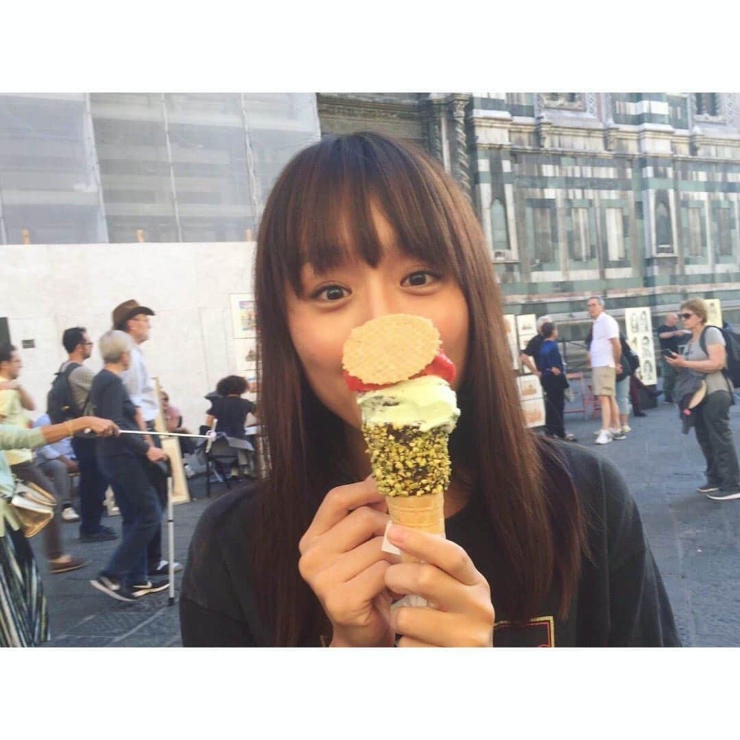 真下玲奈さんのインスタグラム写真 - (真下玲奈Instagram)「あぁ、とてつもなくジェラートが食べたい🍨 . 去年フィレンツェで食べたジェラート💗 今日も暑かったね。 . . #ジェラート #アイス #ジェラート🍦 #フィレンツェ観光 #フィレンツェ #アイスが食べたくて #好きなんです #ピスタチオ #いちごアイス #チョコミントアイス #ピスタアイス #グラッチェ #真下玲奈」8月1日 19時46分 - r.mashitaaa.221