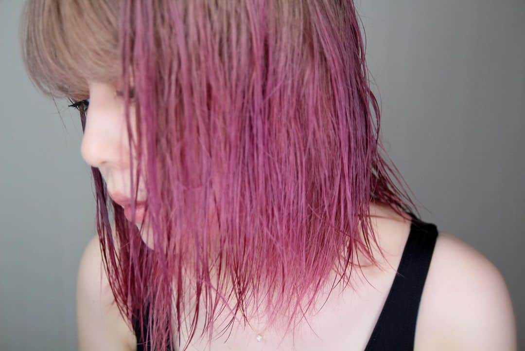 あやつるぽんさんのインスタグラム写真 - (あやつるぽんInstagram)「..なんやかんや . . #youtube 本日も更新！ . 美容室行ってヘアカラーチェンジしました！ プロフィールURLから飛んでくださればと思います . #カラー #pink #haircolor #ピンク #ヘアカラー #グラデーションピンク #派手髪 #love #hair  #ヘアカラーピンク #youtuber @youtube」8月1日 19時48分 - ayatsurupon