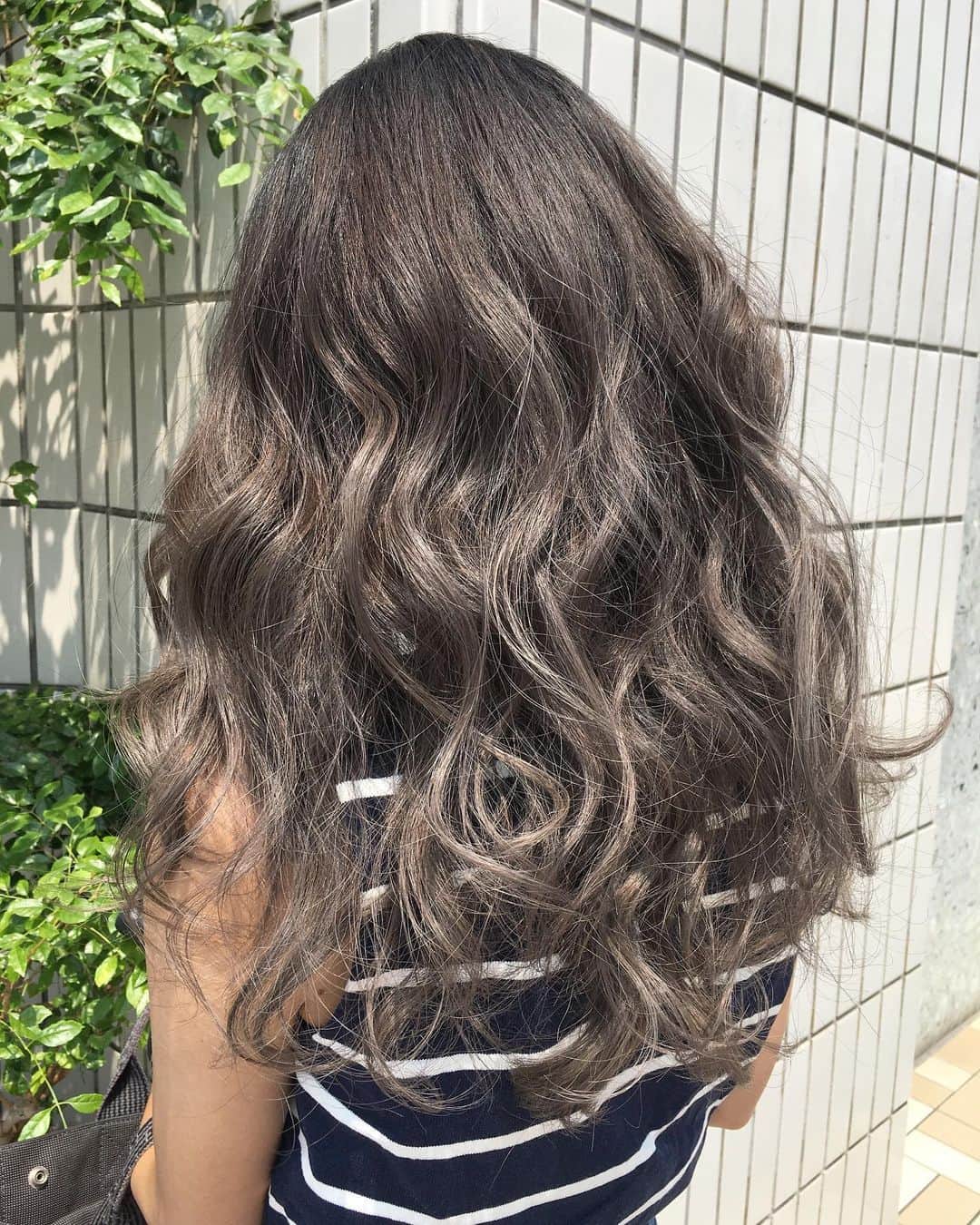 大石亜里紗のインスタグラム：「大人気急上昇中🧸💖！ ミルクティーカラー🍼💗 . 顔色も良く、服はシンプルに ヘアはまろやかな透け感🐄🌿 . . 柔らかいハイトーンカラー お任せください🦔🌿✨ DM・☎︎からのご予約がおススメ🌻 . –––––––––––––––––––––––––––– . . #crea_arisa 大人気のおススメカラー🌿 #ミルクたっぷりカラー🥛 . 色素薄い外国人のような 赤味のないカラーなら お任せください👩🏼💐 . . #ミルクティーベージュ #ミルクティーカラー #ミルクティーアッシュ #ミルクティー色 #ミルクティーグレージュ #ミルキーベージュ  #クリーミーベージュ」