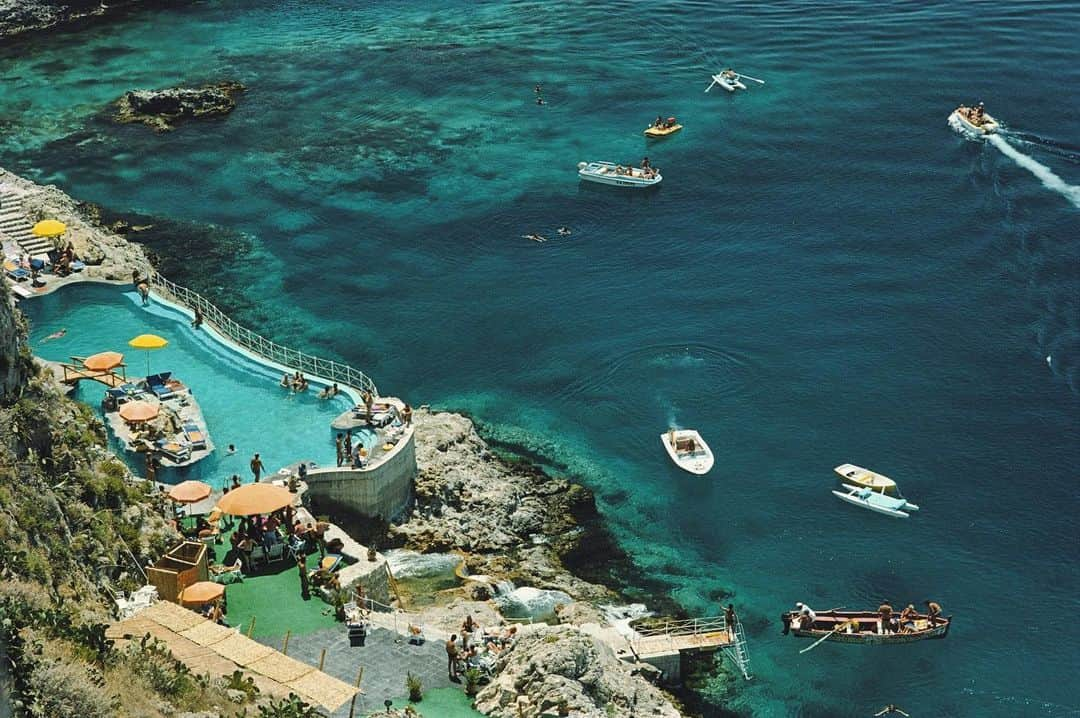 Vogue Parisさんのインスタグラム写真 - (Vogue ParisInstagram)「Sea and swimming pool meet in this 1975 photograph by Slim Aarons, a lazy summer's day in Sicily at the Taormina hotel #SlimAarons #Summer」8月1日 19時54分 - voguefrance