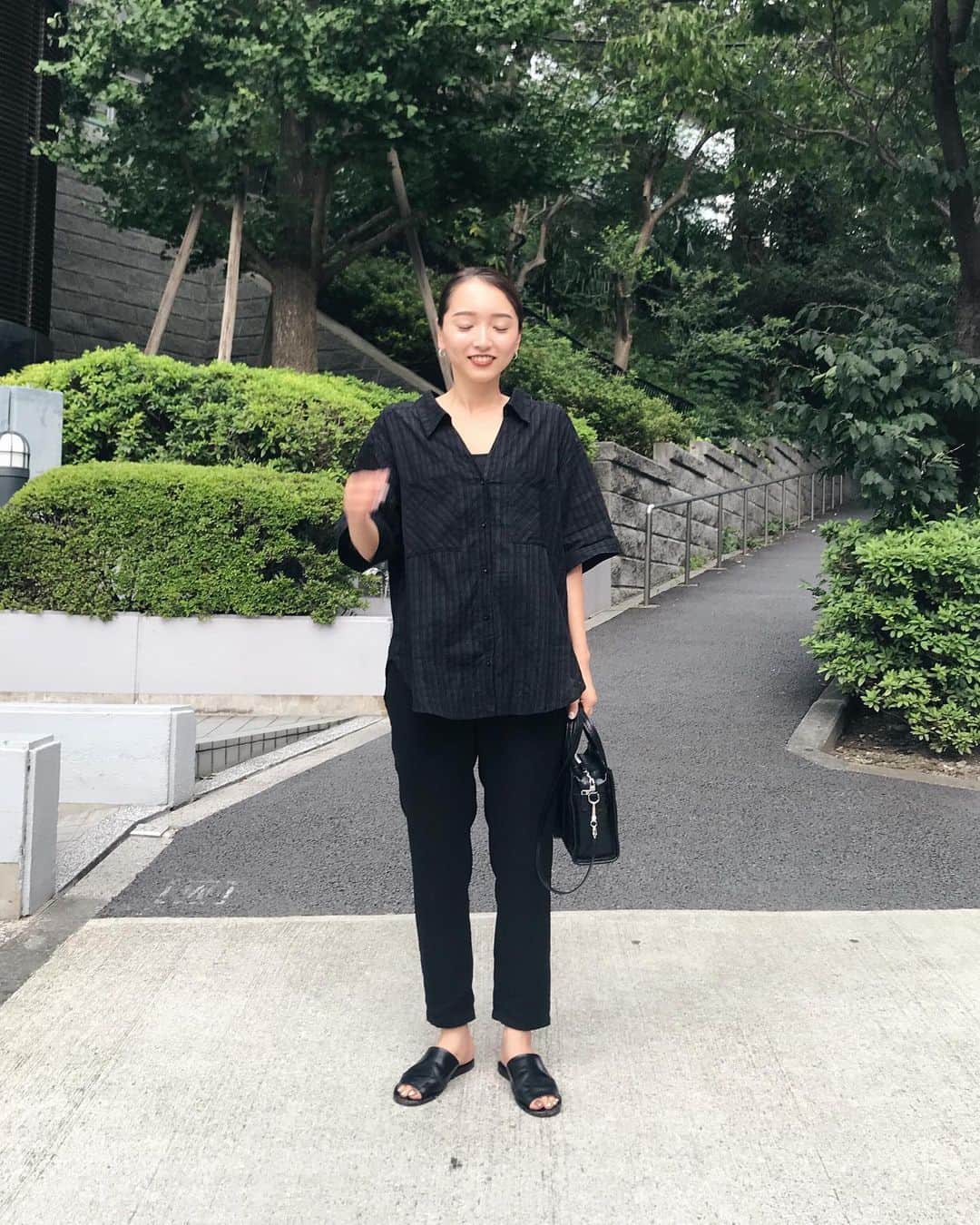 かんだまのインスタグラム：「散々YouTubeで着こなしのポイント！とかお伝えしてますが、実際ここ数年の私はオシャレにきめなきゃ！とかなく、布纏えばおけ！黒着とけばおけ！メイク最低限！という思考回路👶着てるもの全て昔のものです。  カメラマンえりちゃん @eri_440 👶🏽 #だま服」