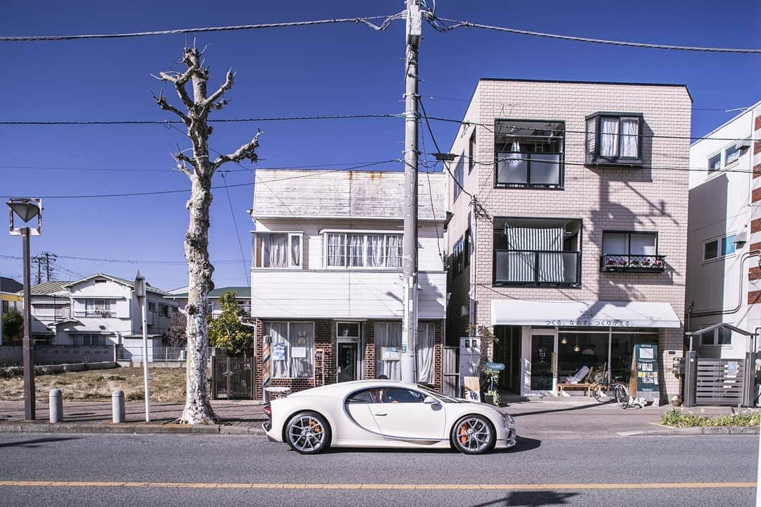 前澤友作さんのインスタグラム写真 - (前澤友作Instagram)「#MZSC百景 No.11 床屋とシロン  Chiron and barber  #mzsupercar #Bugatti #Chiron #BugattiChiron #supercar  #ブガッティ #シロン #スーパーカー #千葉を車の聖地に  #千葉 #みどり台 #西千葉工作室 #yusakumaezawa #前澤友作」8月1日 20時00分 - mzsupercar