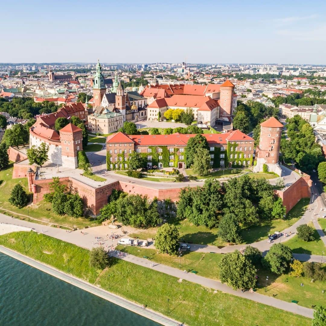 ルフトハンザさんのインスタグラム写真 - (ルフトハンザInstagram)「Poland’s second largest city has many different faces – magnificent castles, exceptional galleries, historic working-class districts and breathtaking natural landscapes along the Vistula river await us. #Lufthansa #CityOfTheMonth #Kraków」8月1日 20時01分 - lufthansa