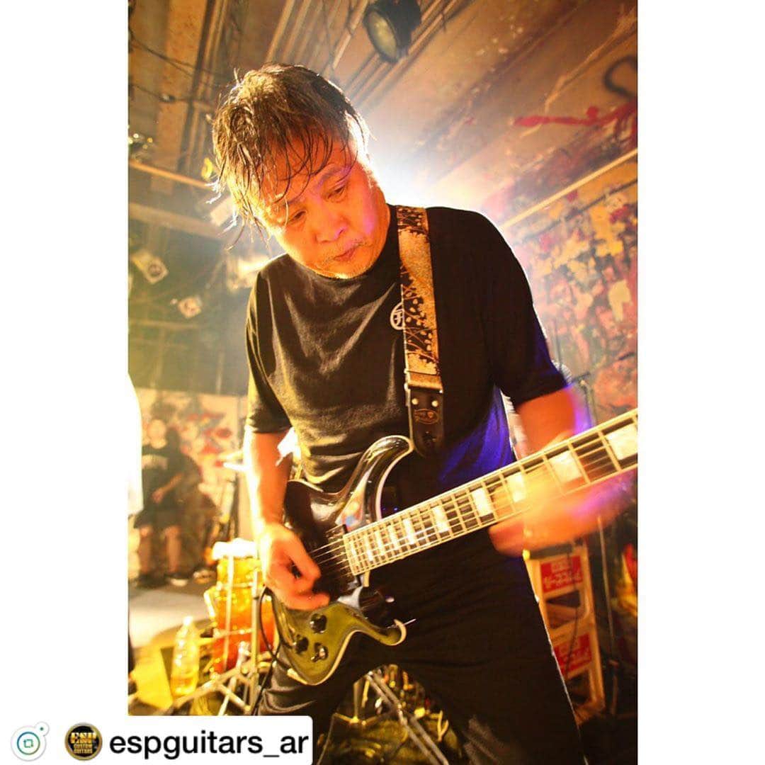 Larry のインスタグラム：「Evertune is attached to Larry's ESP guitar  #garlicboys #espguitars #evertune #seymourdunca photo by Nari Ueda(Winning Shot)」