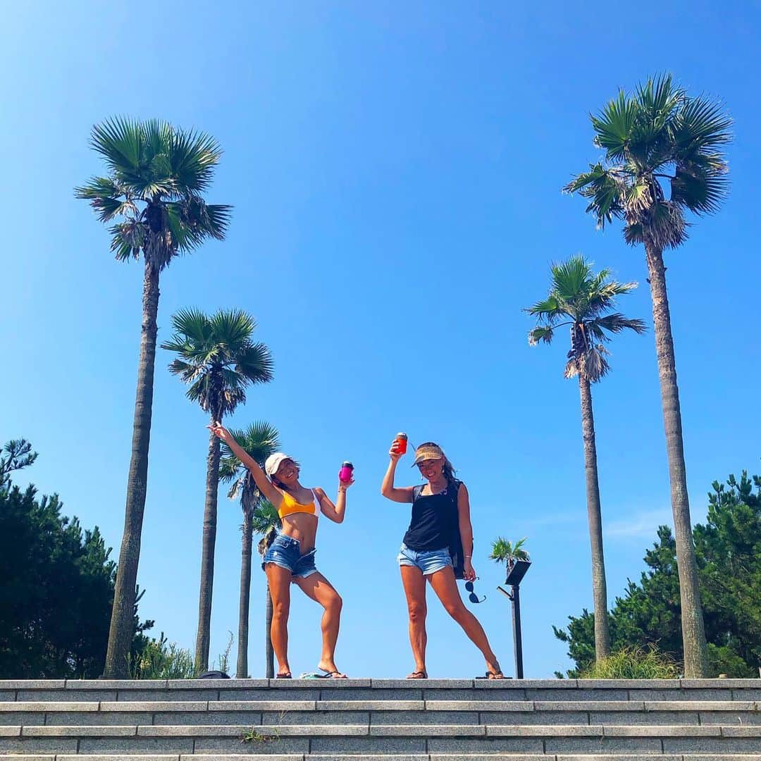 なーみさんのインスタグラム写真 - (なーみInstagram)「🌴👯‍♀️🌴 🍍SUMMER GIRL🌺 青い空 ギラギラ太陽 おびーる片手に 海へ向かう サイコーのシチュエーション🤙🏾 。 夏だぁぁぁーーーって噛み締めた朝♡ 。 。 ずっと夏ならいいのにな〜 。 。 #お休みは水曜日🌊 #鵠沼海岸 #おーるらぶ #調子に乗って焼き過ぎまちた🥺」8月1日 20時05分 - nnnamiiii