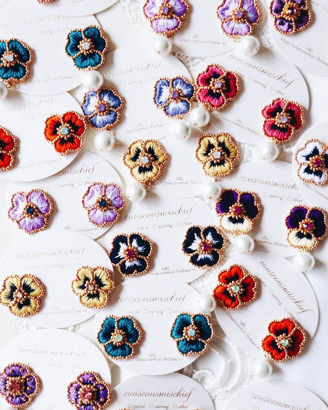 handmade shopのインスタグラム：「8月のonline shop販売会は8/3土曜日にスタートします🌼﻿ ﻿ スタート時間のご希望を﻿ ストーリーズで聞いてみました🌿﻿ ﻿ アンケートに答えてくださったみなさん﻿ 新規さん、リピーターさん﻿ ありがとうございました☺️✨﻿ ﻿ 今回はご希望が多かった﻿ 23時スタートにします❣️﻿ ﻿ 8月のonline shop販売会は﻿ 【8/3土曜日23:00〜スタート】です✨﻿ ﻿ その他の時間を希望されていた﻿ 方々はすみません😣🙏﻿ ﻿ いつもより少し遅めのスタートになりますが﻿ 就寝前のゆっくりした時間に﻿ online shopをご覧いただけるんじゃないかと﻿ 思います✨﻿ 8/3はぜひonline shopを﻿ チェックしていただけると嬉しいです💓﻿ ﻿ 今回もたくさんのお花を﻿ ご準備しております🌼﻿ 明日の夜に、販売する商品を﻿ ご覧いただける状態にしようと思います✨﻿ ﻿ お気に入りのお花が見つかると嬉しいです😊﻿ ﻿ ﻿」