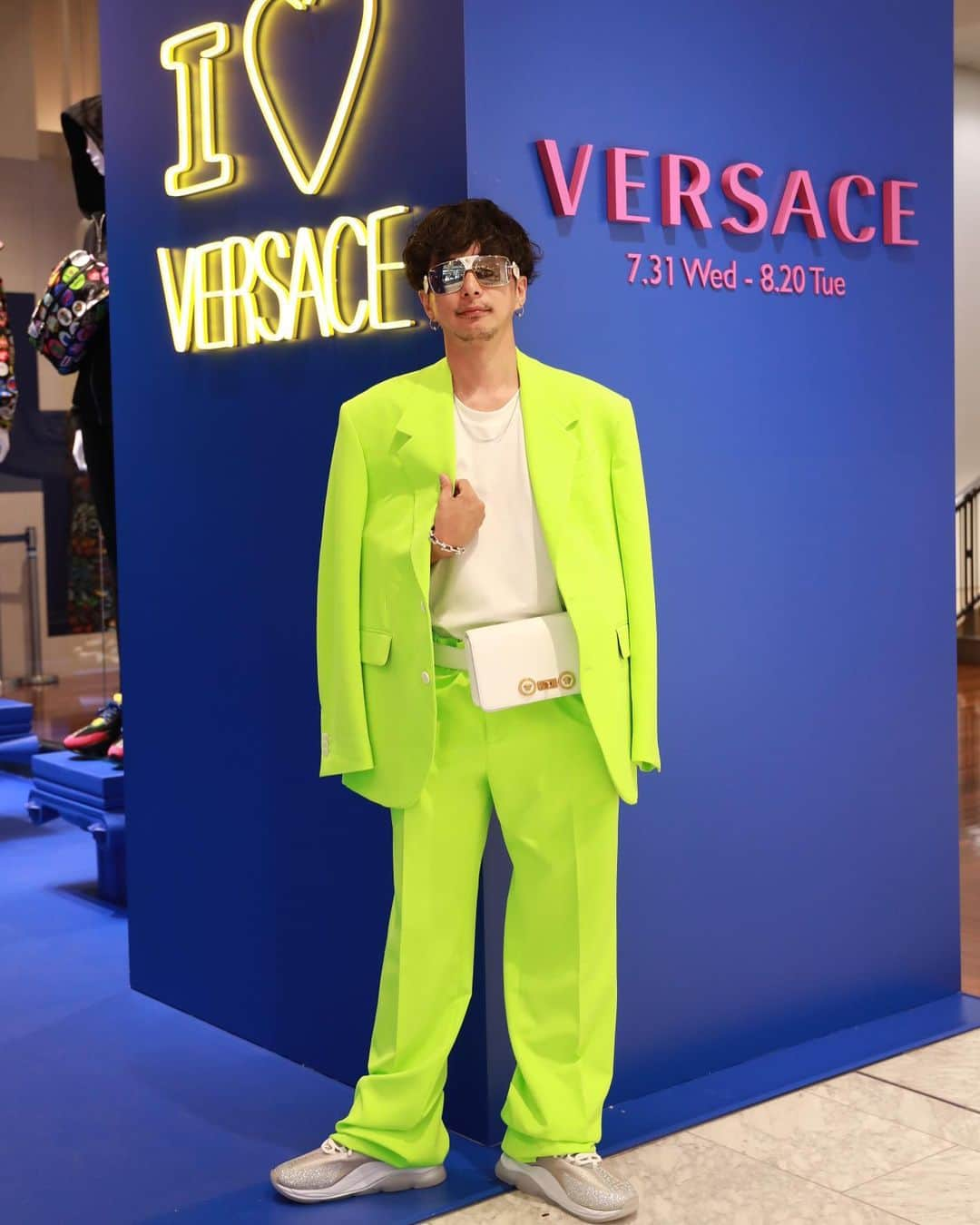 奈良裕也さんのインスタグラム写真 - (奈良裕也Instagram)「@VERSACE 💚ポップアップストア詳細 期間：2019年7月31日〜8月20日 場所：伊勢丹新宿メンズ館1階＝プロモーションスペース 日本限定スニーカーも👟💚 #VERSACE #ヴェルサーチェ #ネオホスト #輩 #ど派手  #どうせやるなら #暑さも吹き飛ぶ破壊力 💚」8月1日 20時16分 - yuyanara