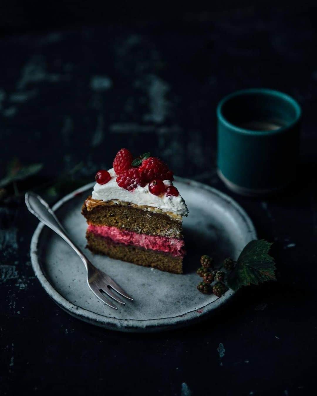 Our Food Storiesさんのインスタグラム写真 - (Our Food StoriesInstagram)「All time favorite gluten-free raspberry cake 🤗Get the recipe on the blog, link is in profile 😋Have a lovely day guys! #ourfoodstories  ____ #raspberrycake #summercake #summermood #glutenfri #glutenfrei #glutenfreerecipes #fellowmag #germanfoodblogger #foodstylist #foodphotographer #momentsofmine #saveurmag #gatheringslikethese #simplejoys」8月1日 20時09分 - _foodstories_