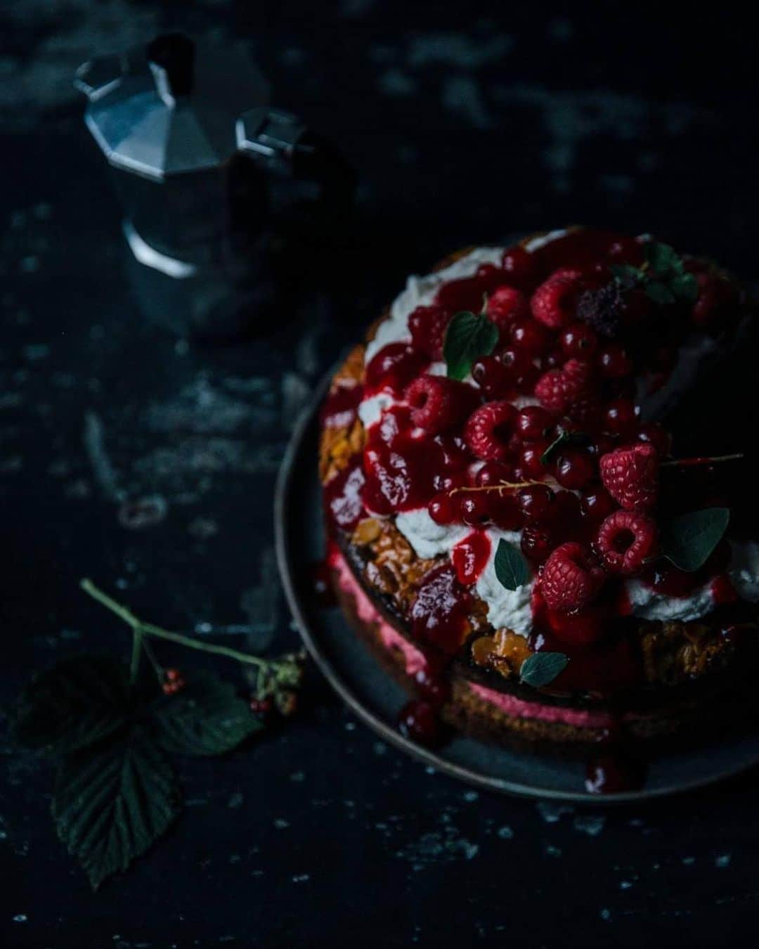 Our Food Storiesさんのインスタグラム写真 - (Our Food StoriesInstagram)「All time favorite gluten-free raspberry cake 🤗Get the recipe on the blog, link is in profile 😋Have a lovely day guys! #ourfoodstories  ____ #raspberrycake #summercake #summermood #glutenfri #glutenfrei #glutenfreerecipes #fellowmag #germanfoodblogger #foodstylist #foodphotographer #momentsofmine #saveurmag #gatheringslikethese #simplejoys」8月1日 20時09分 - _foodstories_