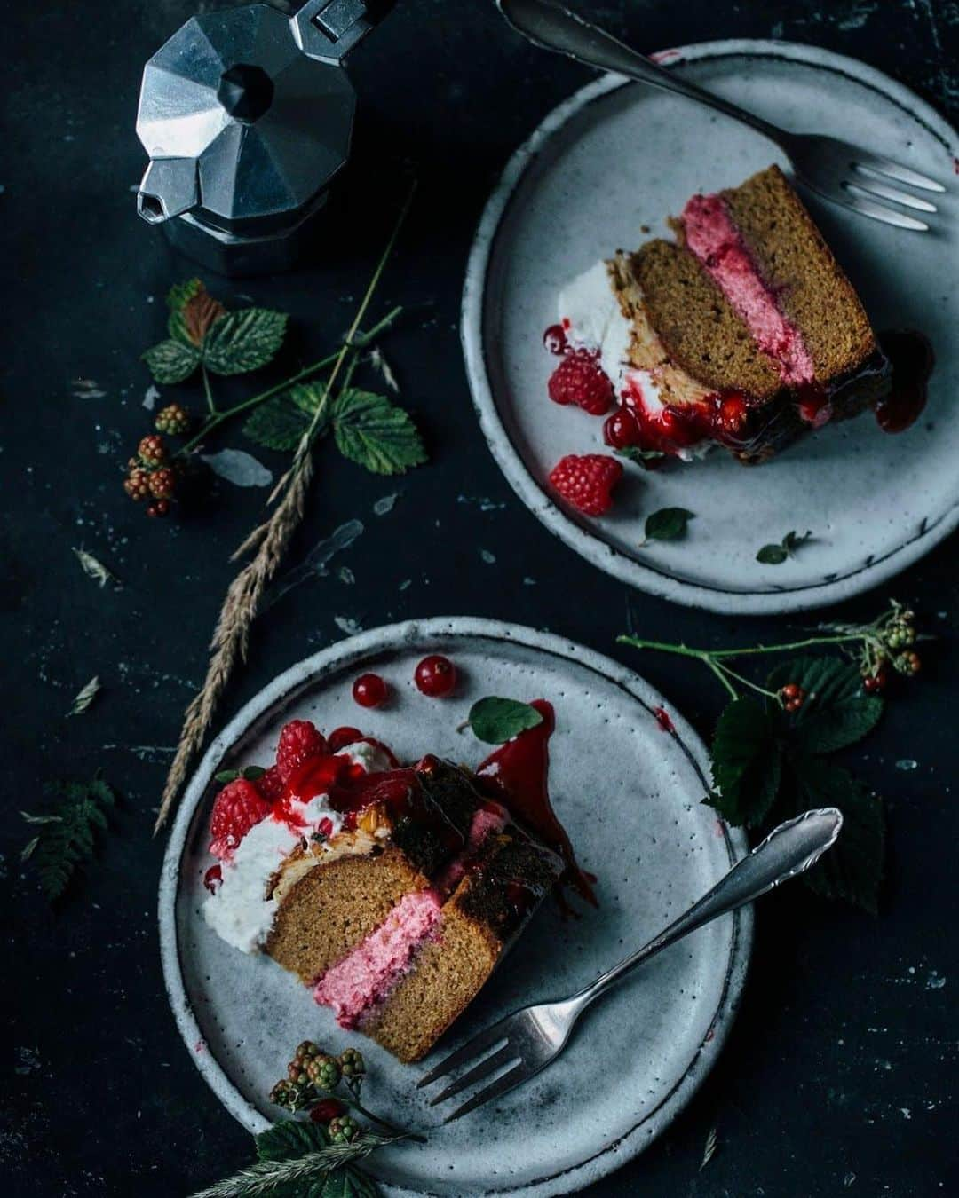 Our Food Storiesさんのインスタグラム写真 - (Our Food StoriesInstagram)「All time favorite gluten-free raspberry cake 🤗Get the recipe on the blog, link is in profile 😋Have a lovely day guys! #ourfoodstories  ____ #raspberrycake #summercake #summermood #glutenfri #glutenfrei #glutenfreerecipes #fellowmag #germanfoodblogger #foodstylist #foodphotographer #momentsofmine #saveurmag #gatheringslikethese #simplejoys」8月1日 20時09分 - _foodstories_