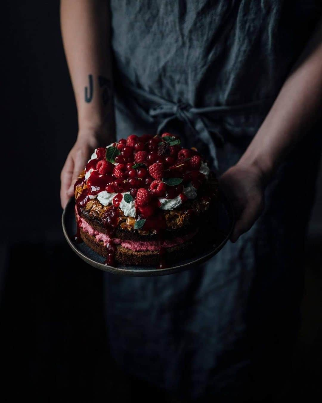 Our Food Storiesさんのインスタグラム写真 - (Our Food StoriesInstagram)「All time favorite gluten-free raspberry cake 🤗Get the recipe on the blog, link is in profile 😋Have a lovely day guys! #ourfoodstories  ____ #raspberrycake #summercake #summermood #glutenfri #glutenfrei #glutenfreerecipes #fellowmag #germanfoodblogger #foodstylist #foodphotographer #momentsofmine #saveurmag #gatheringslikethese #simplejoys」8月1日 20時09分 - _foodstories_