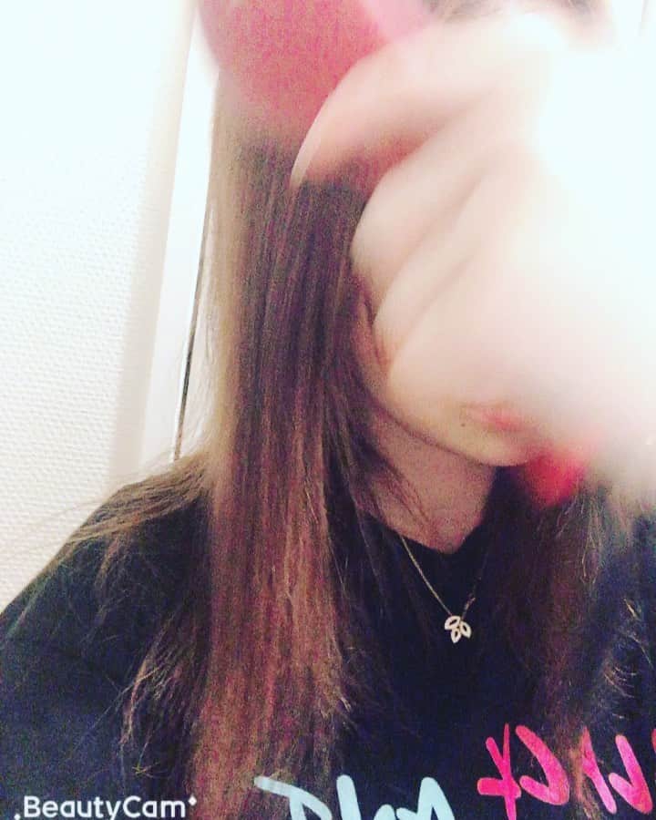高橋沙弥華のインスタグラム：「ブラシヘアアイロン楽ちん🥺❤ 珍しく動画なので盛れません😂🙏 http://t.cn/Eqh7Bt5  キーワード:ブラシヘアアイロン(アマゾンのみ)  ブランド:JINRI  インスタ:@jinri_jp  コード：7G6IYBCQ (コードについて、サイトに表示されない割引コードなので、文章に詳しくご紹介下さい。割引コードは手動入力が必要であり、他のクーポンと併用可能である。つまり：コード700円＋500円のクーポン＝1200円を取得できます)  #ヘアケア #ヘアケア用品 @jinri_jp #ブラシヘアアイロン #アマゾン #amazon #ネットショッピング #shopping #楽 #休日コーデ #休日」