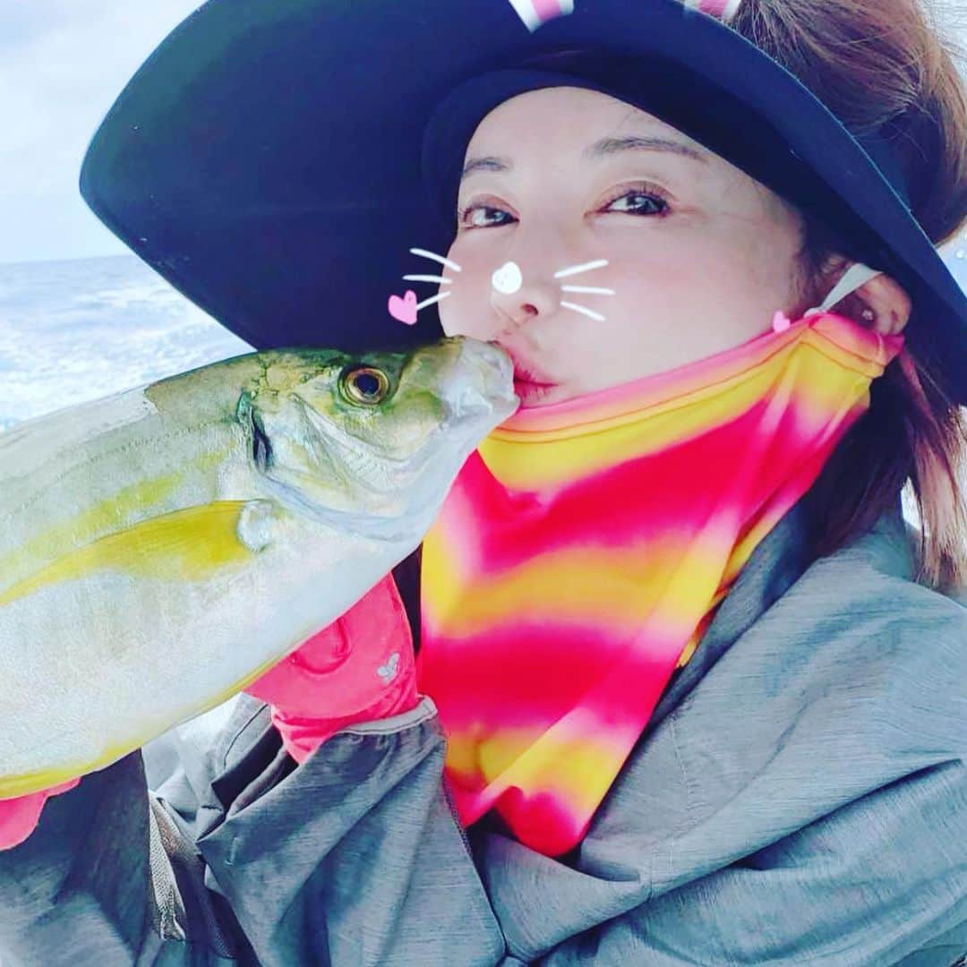 里美ゆりあのインスタグラム：「釣ってきたシマアジとメジナを捌いてホームパーティ☆°｡⋆⸜(* ॑꒳ ॑* )⸝ 美味しく食べてくれて嬉しい🎶 頭や骨や余った身は全てあら汁にしてこれがまた最高に美味しかった😋 お魚さん美味しく頂きました。ご馳走様でした❤ #fish#魚#釣り#釣りガール#シマアジ#メジナ#美味しいもの#delicious#ホームパーティー#homeparty#刺身#あら汁#最高」