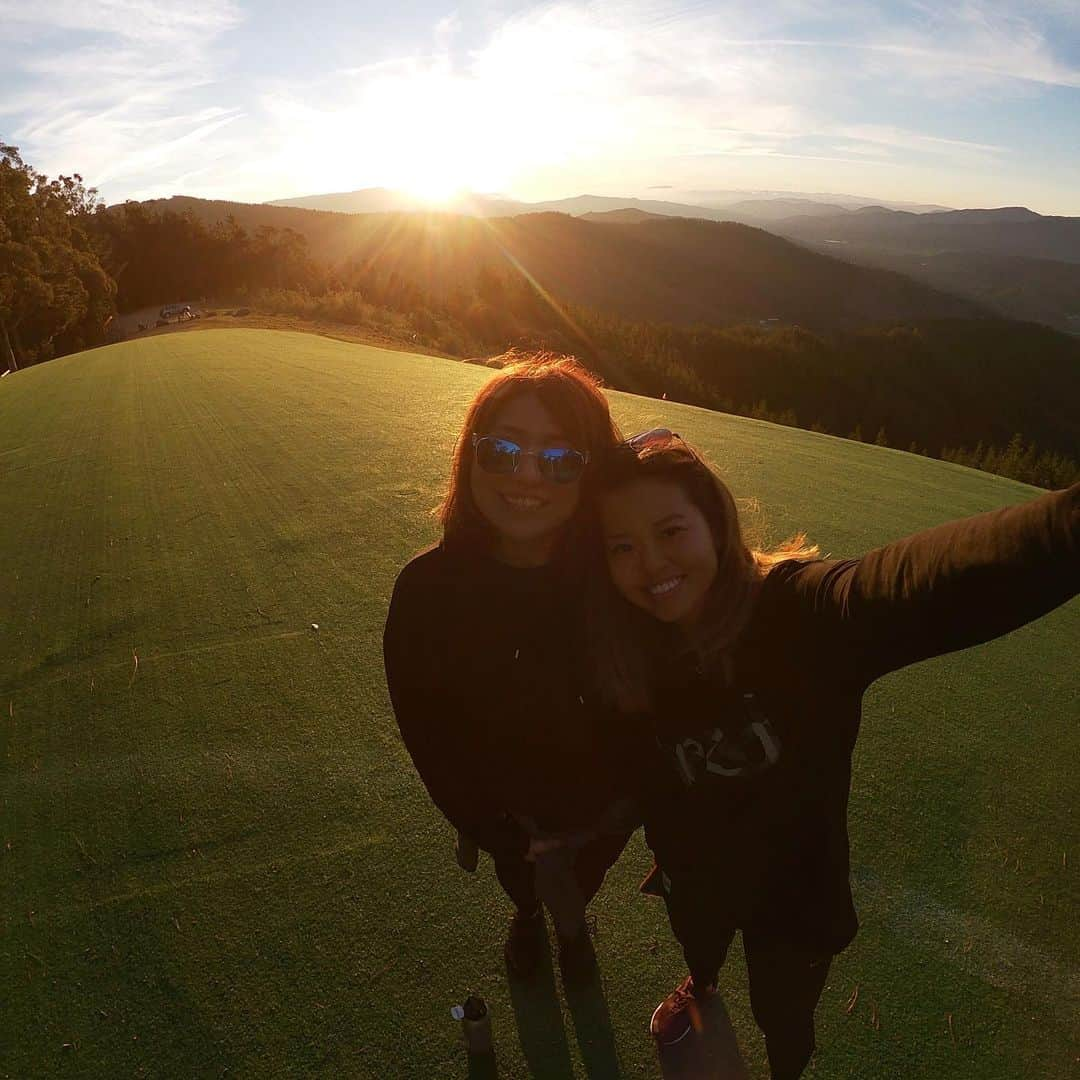 広野あさみさんのインスタグラム写真 - (広野あさみInstagram)「Australia trip Day1 🇦🇺🐨🦘 2019.8.1 新たなスタート  オーストラリアに来てます🦘🐨🇦🇺 実は今年からスノーボードクロスの強化指定選手になりました。 ''転向''ってよく言われるのですが自分的に同じスノーボードには変わりないので出る大会が少し変わっただけ💡って思っています^_^  クロスは競争で速さを競う競技ですが、ジャンプセクションもあるので 得意を活かしたいです^_^ 今までやってきたことは無駄ではなく全て今に繋がっていると思います。  もともとオールラウンダーになりたくていろいろな競技の大会に出場してました。 クロスでプロに昇格したのですが スロープのコーチ @shosakanishi  に出会い最終的にスロープスタイル&ビッグエアで平昌オリンピックに出場しました。 平昌後はクロスの日本の大会に出ようと決めていて、運良く世界大会に挑戦することになりました。 きっとまた茨の道ですが、 体が動くうちに、自分が満足いくまで自分の可能性を広げてみたいと思います★ やり切った先の向こう側の景色を 見るために頑張ります👀✊ この環境を作って頂いたことに感謝し、同志の鈴木ルナちゃんと一緒に切磋琢磨しながら成長していくのでまた応援よろしくお願いします^_^ (ゲストコーチは藤森由香希望)  広野あさみ」8月1日 20時15分 - asamihirono