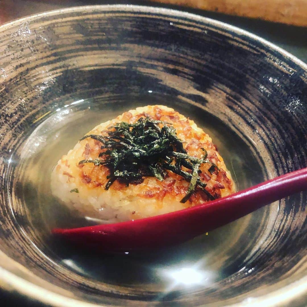 どんがめ三宮総本店のインスタグラム：「一から作った 鯛めし焼きおにぎり茶漬け。 . 締めにぴったりすぎて 美味しすぎて。 ほっぺが落っこちちゃう。 . #kobe#三宮#大衆酒場#安い#うまい#どんがめ#ハッピーアワー#生ビール#19時まで#190円#駅近#雰囲気は魔法#dongame#赤字覚悟#お客様の喜ぶ顔が見たい#ただそれだけ#24時半まで営業#延長要相談#気まぐれクーポン#たまにやります#フォロー#まってます」