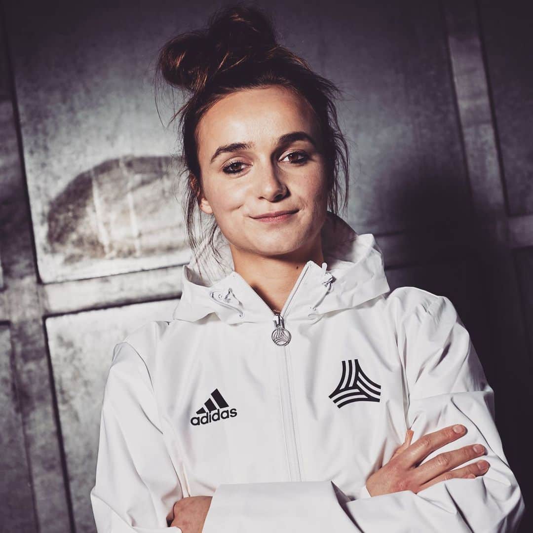 Lina Magullのインスタグラム：「Die #TangoLeague Women ist zurück in Berlin! Zeig am 04.August, dass dein Team zu den besten Straßenfußballerinnen der Hauptstadt gehört! Melde dich jetzt in der Tango App an, um dabei zu sein! ⚽⚽ ⚽ Den Link dazu findest du in meiner Bio! 💪 #DareToCreate @adidas_de @thebaseberlin @_naathalliieee_ #TangoSquadBLN #createdwithadidas」