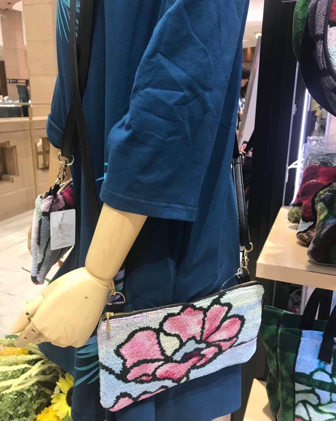 キャシー中島さんのインスタグラム写真 - (キャシー中島Instagram)「* 午後から日本橋高島屋に来ました。 ローズちゃんに挨拶をして、1階のイベント会場に向かい、接客をさせていただきました。 このシェニール織りのバッグは限定品、とっても珍しいものです。 大変人気がありますよ！」8月1日 20時21分 - official_kathynakajima