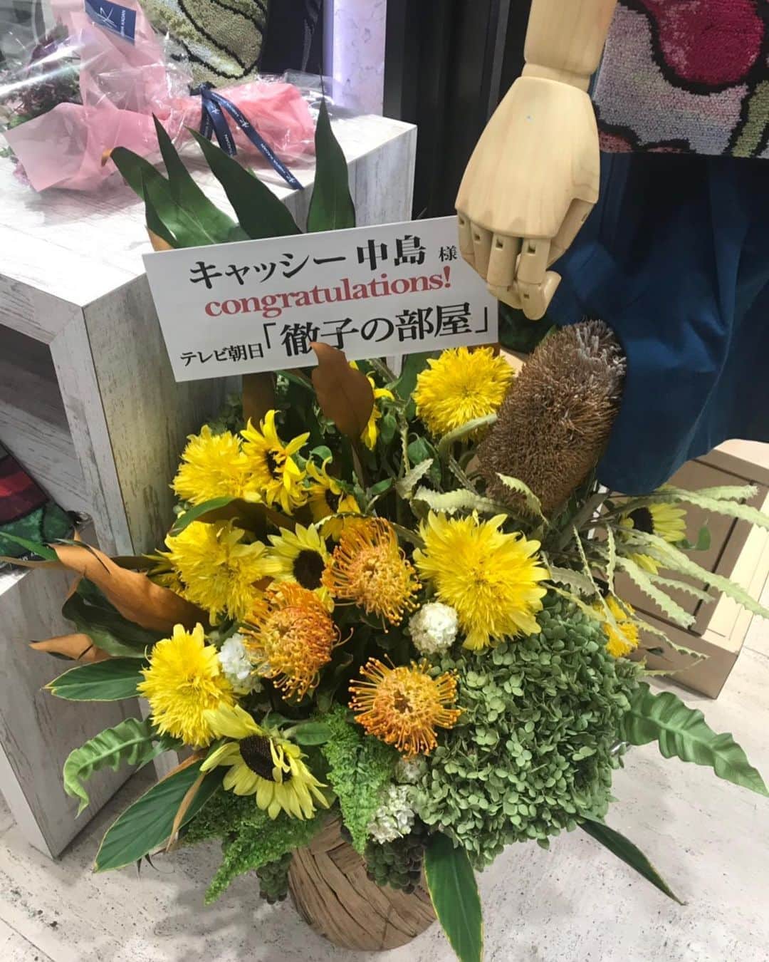 キャシー中島さんのインスタグラム写真 - (キャシー中島Instagram)「* 午後から日本橋高島屋に来ました。 ローズちゃんに挨拶をして、1階のイベント会場に向かい、接客をさせていただきました。 このシェニール織りのバッグは限定品、とっても珍しいものです。 大変人気がありますよ！」8月1日 20時21分 - official_kathynakajima