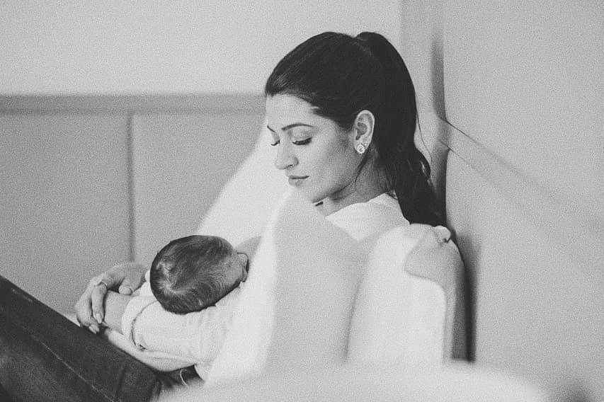 のインスタグラム：「World Breastfeeding week! ❤️ #Breastfeeding offers all children the best start to life. We are happy to be able to give this gift to our children, Helena and Matteo. WHO recommends babies are exclusively breastfed for six months and continued 🤱🏻 for up to two years or beyond. . 🇧🇷 Semana mundial da amamentação ❤️ A #amamentação oferece a todas as crianças o melhor começo de vida. Estamos felizes em poder dar este presente para nossos filhos, Helena e Matteo. A OMS recomenda que os bebês sejam amamentados exclusivamente por seis meses e continuem 🤱🏻 por até dois anos ou mais. #AMARmentar #semanamundialdaamamentação」
