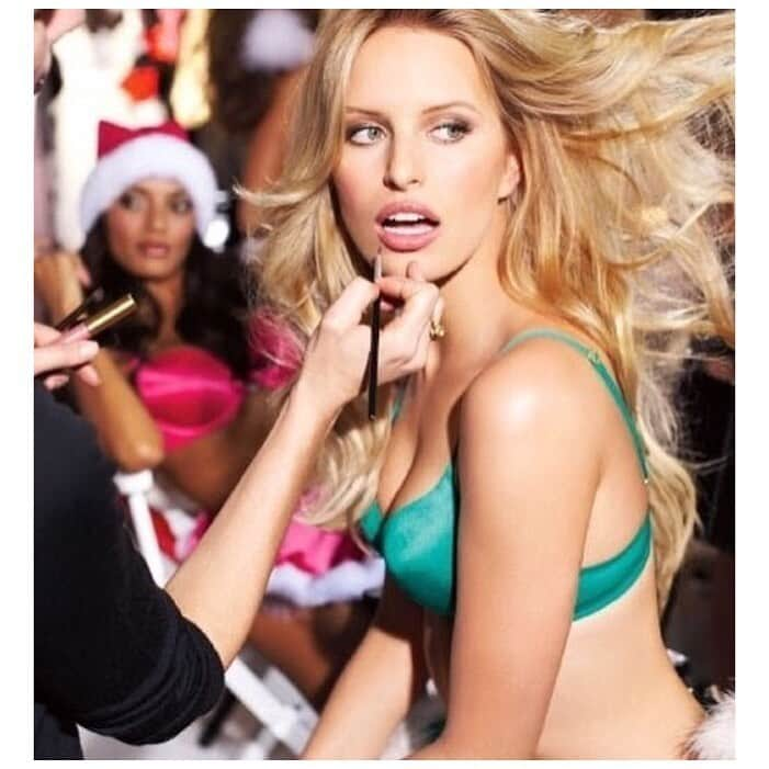 カロリナ・クルコヴァさんのインスタグラム写真 - (カロリナ・クルコヴァInstagram)「#throwbackthursday 😍 @victoriassecret #flashback #victoriasecretangel #backstage ❤️ #KK @russelljames」8月1日 20時28分 - karolinakurkova