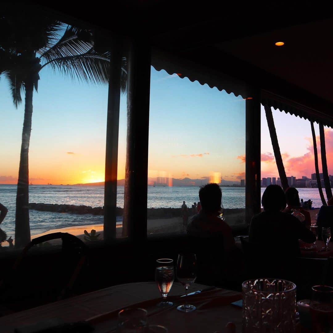 正中雅子さんのインスタグラム写真 - (正中雅子Instagram)「ラストディナーは、眩しすぎるほどの大きなサンセットが迎えてくれてみんなにご褒美をくれてるみたいだった⛵️😌🧡 * 丸い夕陽が綺麗に海に沈んでいくのがハッキリ見えて 感動でした。 * 大きな太陽からパワーを浴びました。 * お天気にも恵まれてありがたい🙏 * #michelsatthecolonysurf #sunset#sunsetdinner  #hawaii#ハワイ# #hawaiitrip#子連れハワイ#社員旅行#MACHATT社員旅行#MACHATT社員旅行inhawaii #masacotravel」8月1日 20時29分 - masacoshonaka