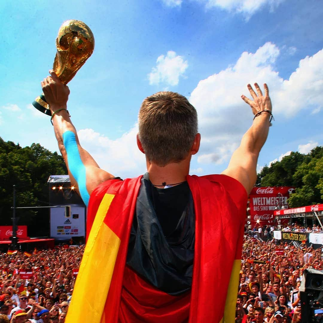 FIFAワールドカップさんのインスタグラム写真 - (FIFAワールドカップInstagram)「A 🇩🇪@dfb_team legend celebrates his 35th birthday today!  Can you guess who it is? 🎂🏆 #hbd #football #germany #worldcup」8月1日 20時29分 - fifaworldcup