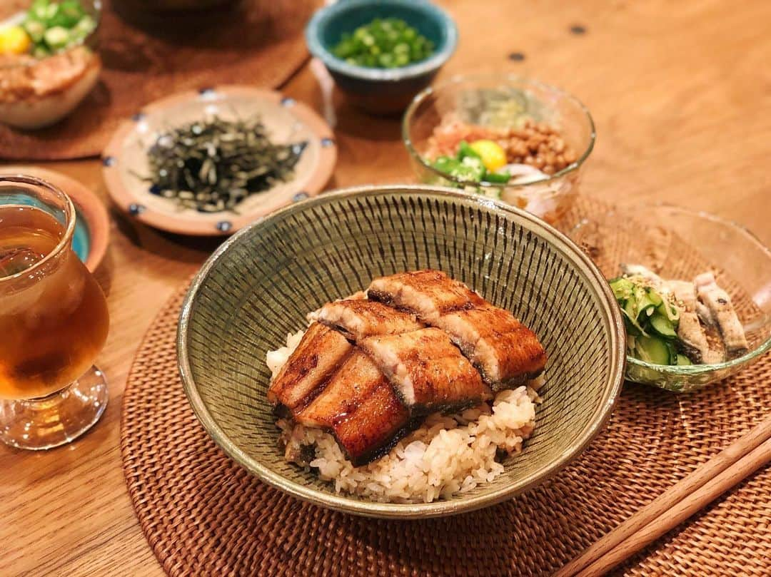 高山直子さんのインスタグラム写真 - (高山直子Instagram)「今年も鰻会😋✨ 大好きな友達が送ってくれた大切な鰻。毎年本当に美味しくて大好き💕 毎年恒例の食べ方で〆はひつまぶし風に出汁茶漬けで✨ ごはんには、刻んだ鰻とガリを混ぜてて最後の一口まで最高に美味しいよ✨ くすぽん本当にありがとう😭✨ ・ #なおコロ食堂#さやなおごはん#うなぎ#鰻#夏ごはん」8月1日 20時32分 - nao_70koro