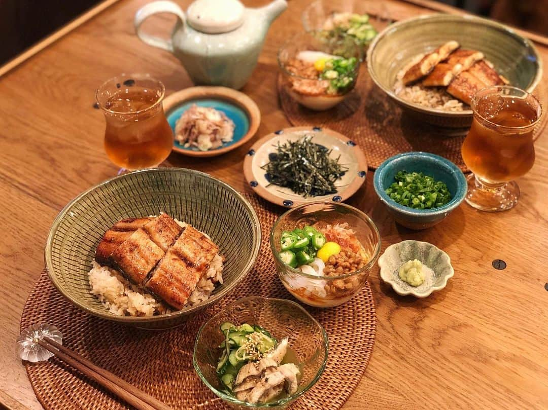 高山直子さんのインスタグラム写真 - (高山直子Instagram)「今年も鰻会😋✨ 大好きな友達が送ってくれた大切な鰻。毎年本当に美味しくて大好き💕 毎年恒例の食べ方で〆はひつまぶし風に出汁茶漬けで✨ ごはんには、刻んだ鰻とガリを混ぜてて最後の一口まで最高に美味しいよ✨ くすぽん本当にありがとう😭✨ ・ #なおコロ食堂#さやなおごはん#うなぎ#鰻#夏ごはん」8月1日 20時32分 - nao_70koro