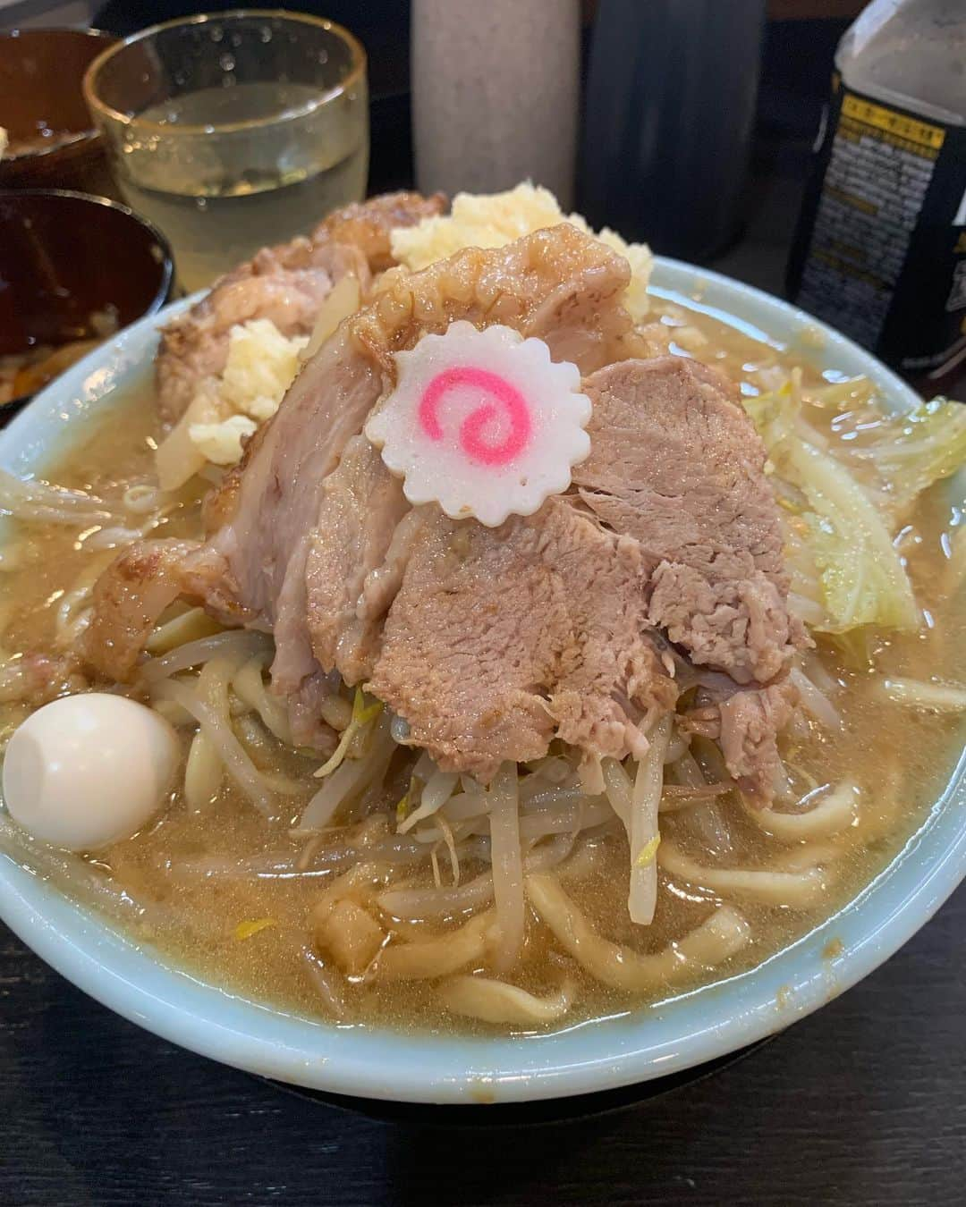 赤羽さんのインスタグラム写真 - (赤羽Instagram)「#自家製麺NO11  #SIXGUNS 打ち合わせ終わりで 富士丸の流れを汲むこちらのお店に！  噂に違わぬ劇的な旨さ 猛烈にめちゃくちゃ旨かったです😋  喫煙所もあって喫煙者には嬉しい😋 食べ終わって6歳くらい老けた村上純も載せときます！  #神豚 #富士丸  #KASAMATSU」8月1日 20時32分 - akabass