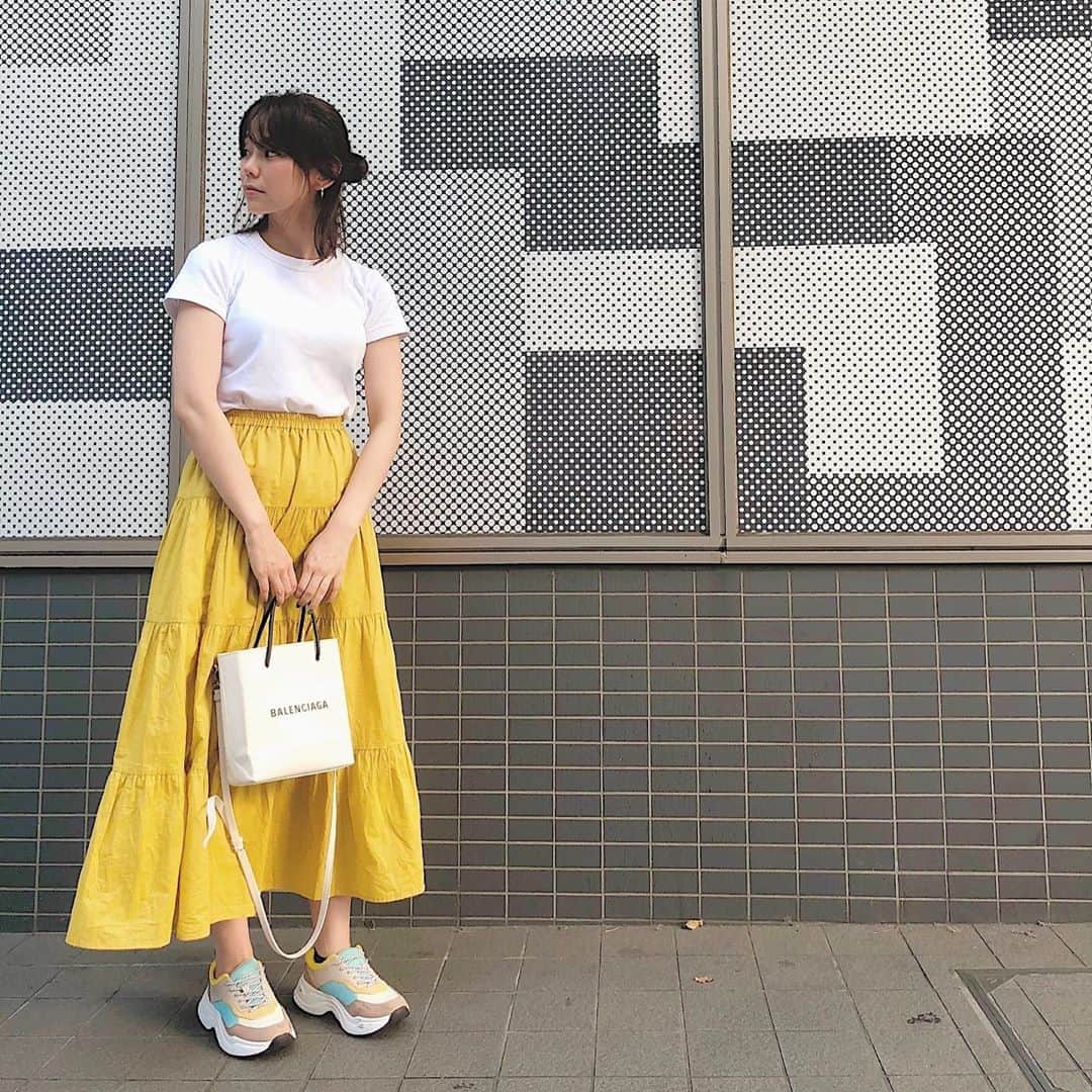 林村ゆかりのインスタグラム：「まどかちゃんと懐メロをレコーディングして鰻食べて帰ってきました💪汗だく😂💦22時からbigo live☺️ ⠀ ⠀#cordinate ⠀tops..#uniqlo  スカート.スニーカー..#GU バッグ#バレンシアガ ⠀ ⠀ #コーディネート#夏コーデ#アラフォーコーデ#ミドサー#selfie#美容#ootd#outfit #カジュアル#カジュアルコーデ#きれいめカジュアル #ユニクロ#カジュアルファッション#コーデ#大人カジュアル#夏服#code」