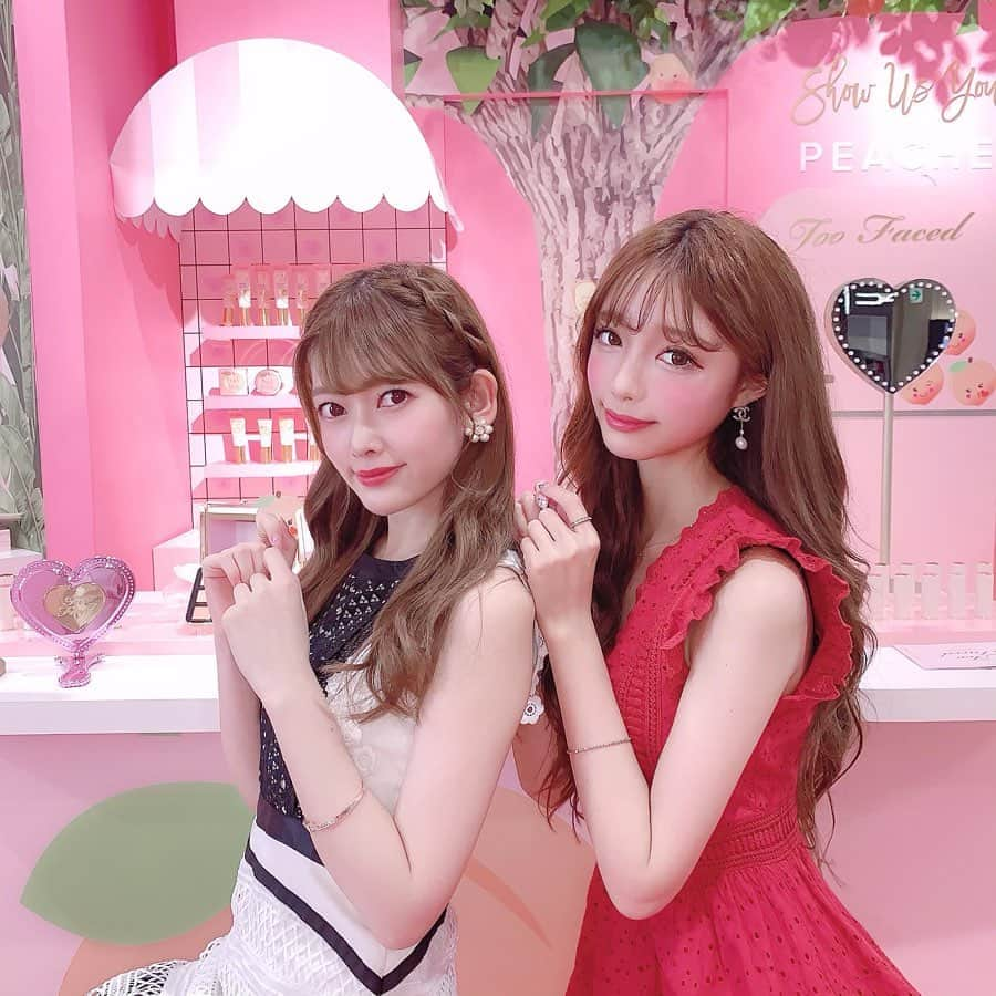 あやちゃんさんのインスタグラム写真 - (あやちゃんInstagram)「カリフォルニア発🍒🍒 メーキャップブランド  トゥー フェイスドが日本初上陸したからさっそく行ってきました😍😍🍑🍑🍑💕 めちゃくちゃ可愛くてずっと眺めてたよ😭💕 私的にハイライトがドツボ💗💗 7月31日（水）〜8月6日（火) の一週間伊勢丹新宿本店1階ザ・ステージにてやってるよ💗💗 いま公式アカウント @toofacedlovesjapan をフォローすると、 　抽選で30名様に「ダイヤモンド ハイライターとブラシの豪華セット」が当たるプレゼントキャンペーンをやってます！ 　8/13（火）まで！是非フォローしてみてね💗 #OwnYourPretty #トゥーフェイスド #TooFacedJapan #新宿伊勢丹 #新宿 #新宿カフェ #伊勢丹新宿店 #コスメ #デパコス #ピンク #海外コスメ #ピンクコスメ #パケ買い #コスメレポ #コスメ好き #ピーチ #PR」8月1日 20時42分 - aya.you.love.r