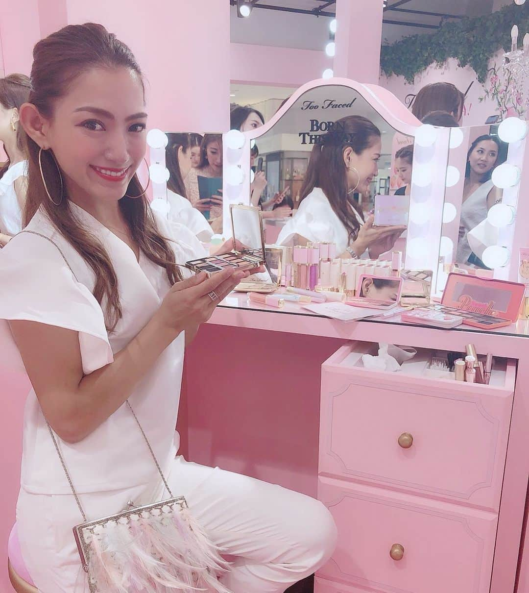 那須愛里さんのインスタグラム写真 - (那須愛里Instagram)「〝TooFaced💋🌈💖🦄〟 もぉー、女の子のスキッ！ かわいい！がたくさんつまっているステキな空間でした♡ . . @toofacedlovesjapan  ISETAN新宿で 7/31〜8/6までポップアップを開催中のTooFacedは カリフォルニア発のコスメブランドです🌴🍑💘 . 見ため可愛いのはもちろんなんだけど、 ハイライターが特に優秀なんです!!💎✨ 真珠の粉の粒子がキメ細くて、 つや感がでてお肌も透明感がでるようにキラキラに💫 . ISETAN限定カラーもあったので ぜひ試してみてほしいなぁー☺︎︎ リップも発色がよくて、あれ何番だったんだろぉ？💭 私も期間中に買いに行く!!💄🛍 . ポップアップは8/6までだよ。 コスメ好き、かわいいの好きな女子！ いそいでぇーーー🏃‍♀️💜💖 . . #TooFaced #TooFacedJapan #makeup #cosmetics #OwnYourPretty #海外コスメ #ピンクコスメ  #トゥーフェイスド #新宿isetan限定 #ISETAN新宿 #pinkpinkpink💕」8月1日 20時38分 - aaairixoxo