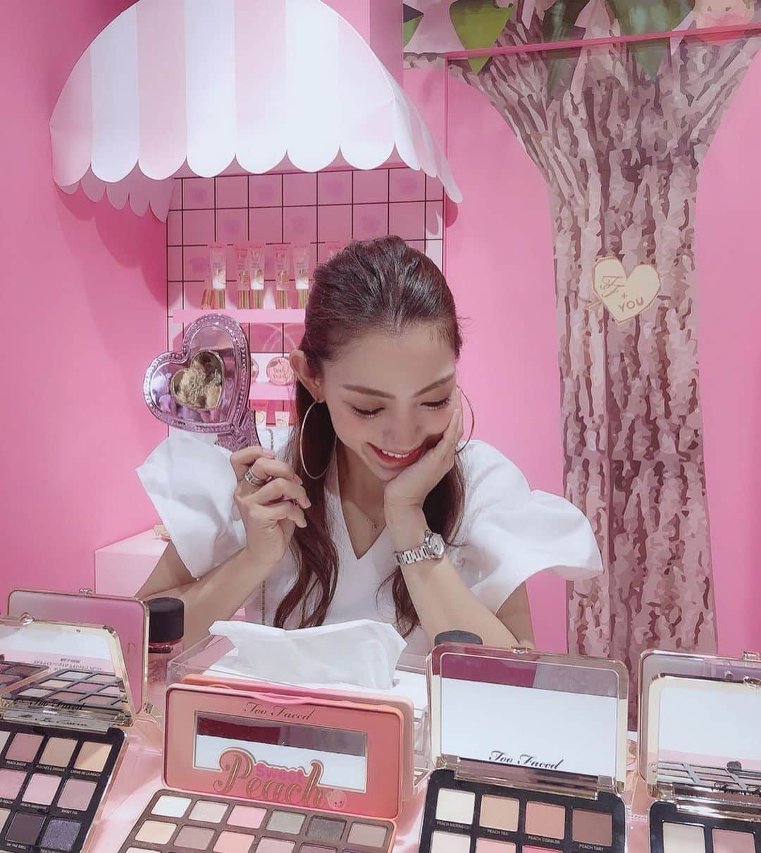 のインスタグラム：「〝TooFaced💋🌈💖🦄〟 もぉー、女の子のスキッ！ かわいい！がたくさんつまっているステキな空間でした♡ . . @toofacedlovesjapan  ISETAN新宿で 7/31〜8/6までポップアップを開催中のTooFacedは カリフォルニア発のコスメブランドです🌴🍑💘 . 見ため可愛いのはもちろんなんだけど、 ハイライターが特に優秀なんです!!💎✨ 真珠の粉の粒子がキメ細くて、 つや感がでてお肌も透明感がでるようにキラキラに💫 . ISETAN限定カラーもあったので ぜひ試してみてほしいなぁー☺︎︎ リップも発色がよくて、あれ何番だったんだろぉ？💭 私も期間中に買いに行く!!💄🛍 . ポップアップは8/6までだよ。 コスメ好き、かわいいの好きな女子！ いそいでぇーーー🏃‍♀️💜💖 . . #TooFaced #TooFacedJapan #makeup #cosmetics #OwnYourPretty #海外コスメ #ピンクコスメ  #トゥーフェイスド #新宿isetan限定 #ISETAN新宿 #pinkpinkpink💕」