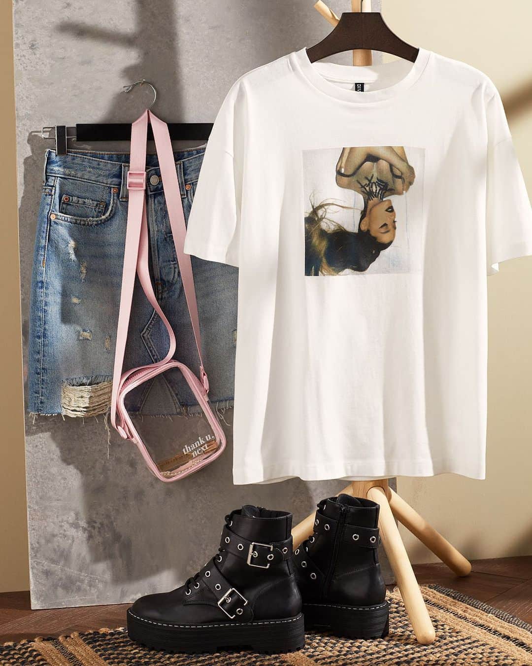 のインスタグラム：「Sweeten up your look with our new merch! 🌸 #HM  Denim skirt: 0658298007 Printed T-shirt: 0766728010 Platform boots with buckles: 0771165001 Transparent shoulder bag: 0806226001」