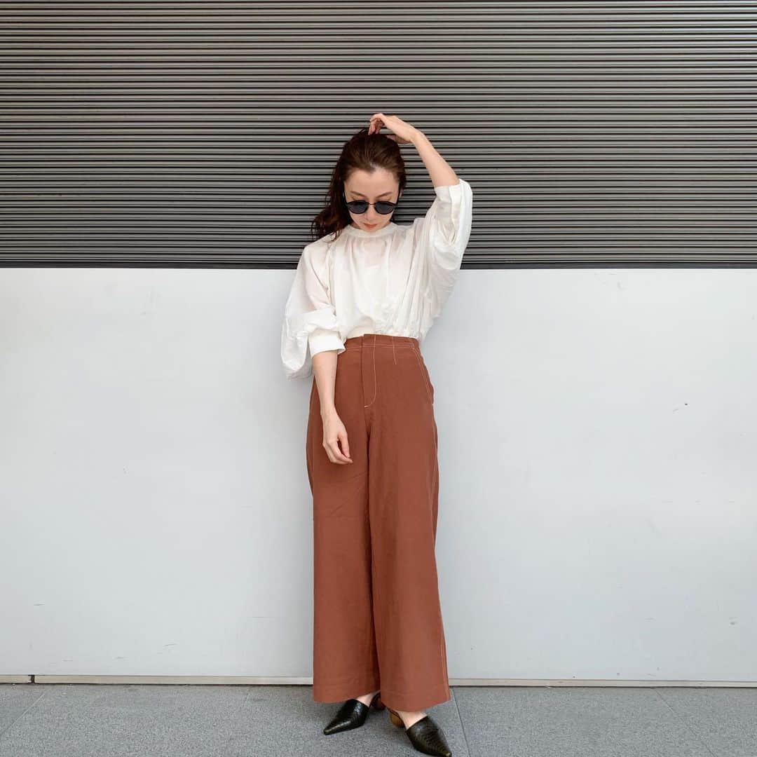 ungrid_minamiのインスタグラム：「. あしたは金曜日‼︎ ってことで新作入ります👏✨ ブラウスもパンツもニュー @ungrid_official @ungrid_staffsnap #Ungrid#アミュプラザ博多」
