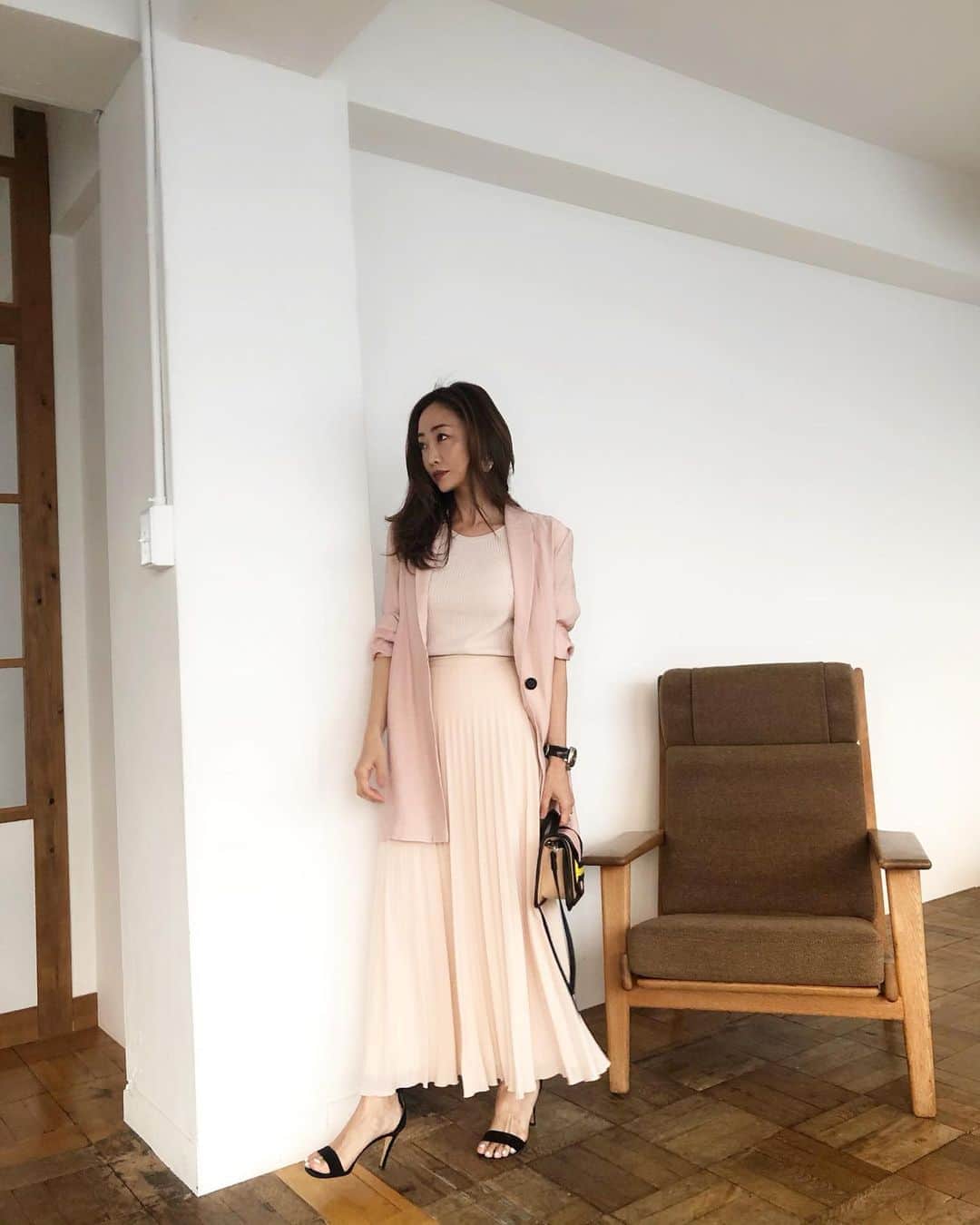 神崎恵さんのインスタグラム写真 - (神崎恵Instagram)「今日は、 @bitekicom と @andgirl_jp の撮影でした。 暑い一日。涼やかなピンクのワントーンで。 メイクは、ブラウンリップをポイントに。 淡いピンクがちょっぴりピリッとするように、ダークなリップをきかせました。 リップ @amplitudebeauty マスカラ @canmaketokyo  jacket #styling knit  #casafline  skirt #aquagirl  shoes #celine  bag  #pierrehardy」8月1日 20時44分 - megumi_kanzaki