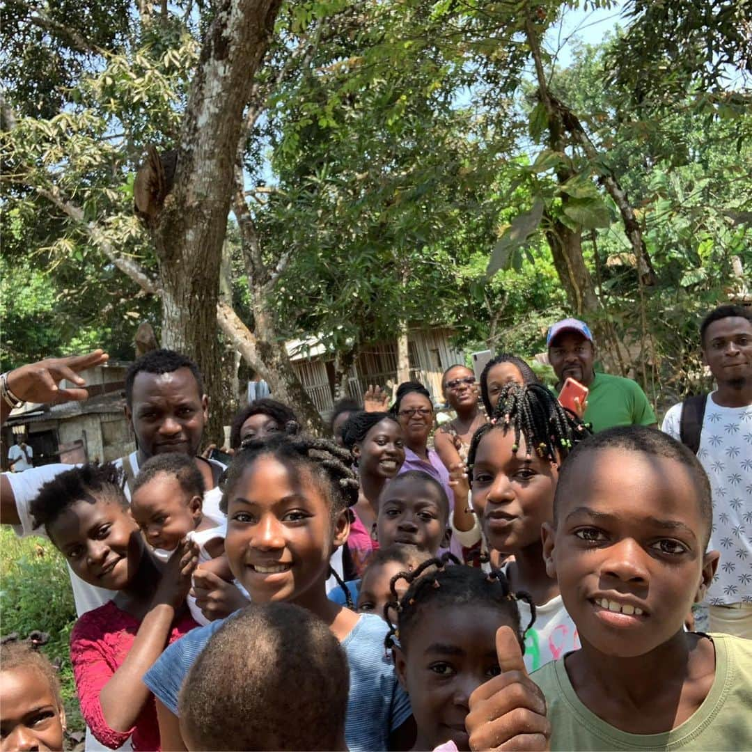 サミュエル・L・ジャクソンさんのインスタグラム写真 - (サミュエル・L・ジャクソンInstagram)「Loving these kids! First group was getting water from the local well & stopped to holla at a brutha. The others were participating in tribal ceremonies. #homecoming #gabon #enslaveddocumentary」8月1日 20時44分 - samuelljackson