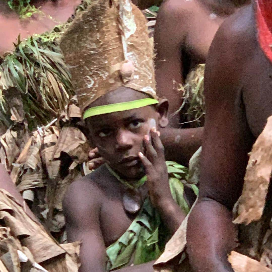 サミュエル・L・ジャクソンさんのインスタグラム写真 - (サミュエル・L・ジャクソンInstagram)「Loving these kids! First group was getting water from the local well & stopped to holla at a brutha. The others were participating in tribal ceremonies. #homecoming #gabon #enslaveddocumentary」8月1日 20時44分 - samuelljackson