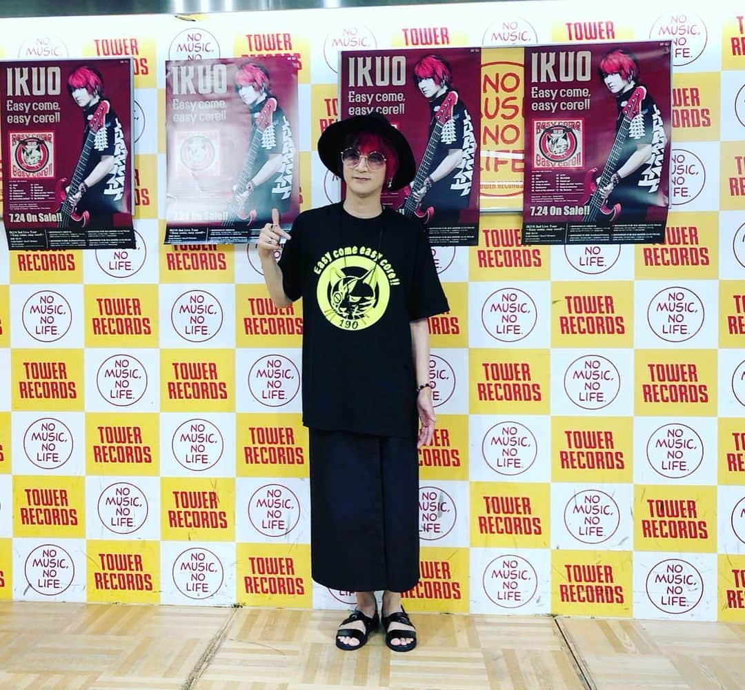 Ikuoさんのインスタグラム写真 - (IkuoInstagram)「IKUOソロインストアタワーレコード新宿店無事終了しました！たくさんのご来店ありがとうございました！！スタッフのみなさんありがとうございました！！ #ikuo  #bassist  #towerrecord #easycomeeasycore  #みーくんTシャツ着てみた  #サンダル #カジュアル過ぎ」8月1日 20時46分 - ikuobass