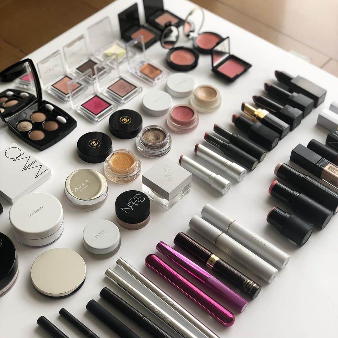 服部円のインスタグラム：「この半年間に身銭を切って購入したコスメの一部💁🏻‍♀️💄 . 7月末でMIRAIBIの編集から制作チームごと離れることになりました。短い期間でしたが、みてくださっていた方々、記事制作にご協力いただいたみなさま、本当にありがとうございました。チームのみんなもおつかれさまでした☺️ . 長年、ファッションの仕事をしてきたものの、化粧品については二の次で、MIRAIBIのお仕事をいただかなかったら、ここまでメイクやコスメについてリサーチをすることはなかったと思います✍🏻 . 自分なりに勉強して理解したことは、スキンケアは科学であり、メイクは教養だということ。ライン使いしかしてこなかった十数年を後悔するほど、コスメの世界は奥深く、学べば学ぶほど益々知りたくなる（金もなくなる🙄）ものだなと。というわけで、これからはお気に入りのメイクや推しコスメについても自由に投稿していきたいと思います。秋コスメも物色中🧐 . あと、自前のコスメを持ち寄ってダラダラ飲みながらメイク論議する #コスメ飲み なるものを思いついたのでだれかやりませんか🍻 . #コスメ好きさんと繋がりたい #推しコスメ #服部化粧」