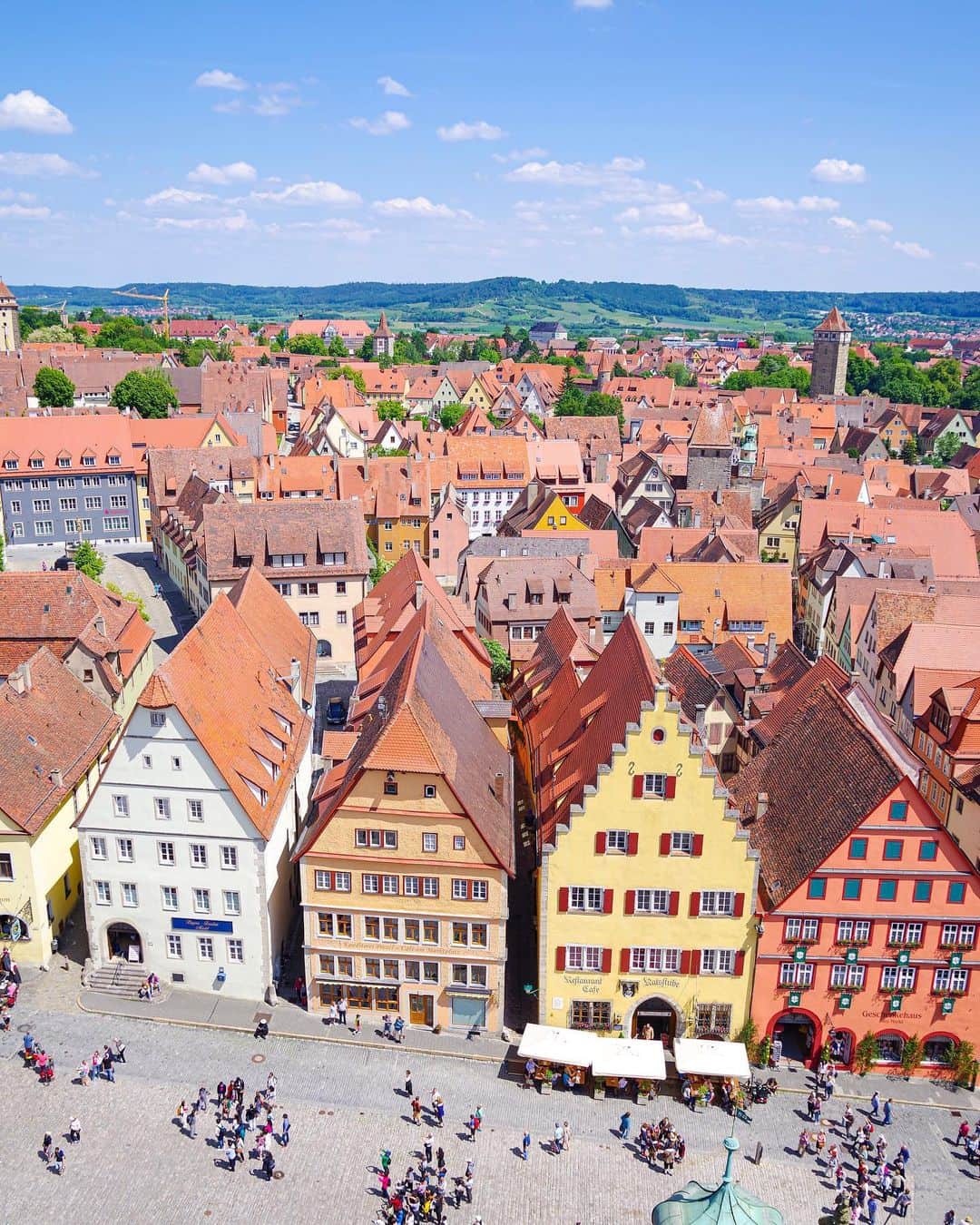 田島知華さんのインスタグラム写真 - (田島知華Instagram)「【Germany🇩🇪Rothenburg】I love the traveling through the townscapes of Medieval Europe. Especially Rothenburg is wonderful! I recommend the view of the town from the Rothenburg Rathaus.  夏はヨーロッパ旅がおすすめ。 花も緑も綺麗に色付いて、毎日青い空！  初めての海外ひとり旅で訪れてから 何度も足を運んでいるローテンブルクの市庁舎からの眺めは、 ヨーロッパの中でも特に好きな景色。 オレンジの屋根とパステルカラーの家は ヨーロッパの可愛い街ならでは。 ローテンブルクについては 『海外ひとり旅ガールの便利帖』でもご紹介しています✨  そして……前回の投稿間違えて削除してしまいました😭 コメントで質問くださっていた方すみません💦 よかったらまた書いていただけると嬉しいです！ Copyright © TAJIHARU  PENTAX K-1 MarkⅡ HD PENTAX-D FA 28-105mmF3.5-5.6ED DC WR _ #たじはるトリップ #TAJIHARU_germany #ドイツ #バイエルン #ローテンブルク #女子旅 #旅ガール #海外ひとり旅ガールの便利帖 #田島知華 #たじはる #トラベルフォトライター #カメラ女子 #visitbavaria #germany #bavaria #southgermany #rothenburg #visitfranconia #weloverot #rothenburgobdertauber #igerseurope #igersgermany #topeuropephoto #topgermanyphoto #visiteurope #visitgermany #visitrothenburg #bestgermanypics」8月1日 20時50分 - haruka_tajima