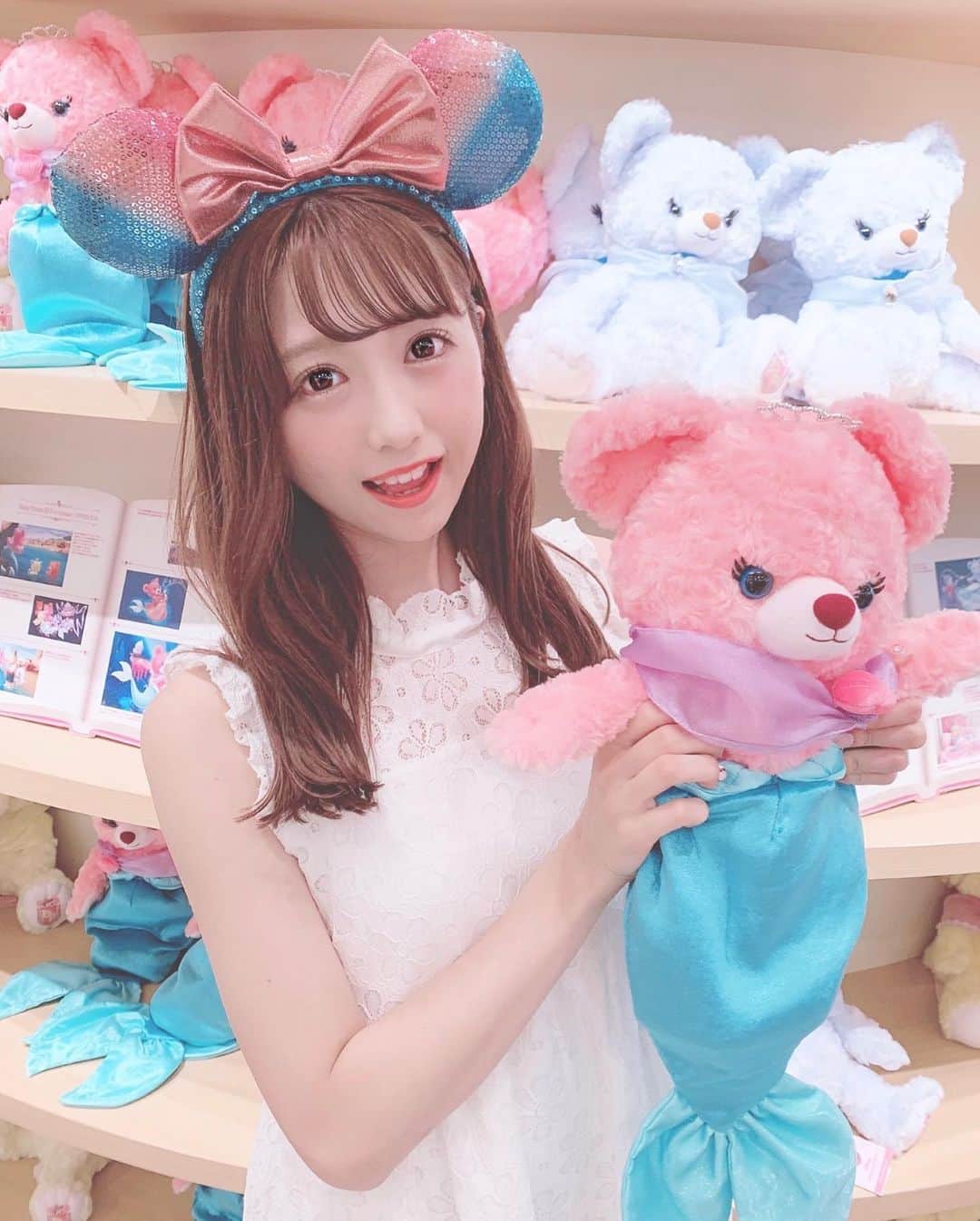 田口未彩のインスタグラム：「❤︎ . . この日のワンピースは ( @lecren.official ) の白ワンピだよ💗 . 膝上の短めワンピ！ ノースリーブで夏らしくて可愛いーの！ お気に入り💗 . . . #ディズニー #ディズニーランド #ディズニーシー #tdl #tds #ディズニーコーデ #ディズニーシーコーデ #ディズニーランドコーデ #セミロング #オレンジメイク #巻き髪 #ヘアアレンジ #ピンクメイク #コーデ #インスタ映え #映え #映えスポット  #アリエルバウンド #ユニベア #アリエル #ディズニーカチューシャ #夏ディズニー #白ワンピ #ワンピース #lecren」