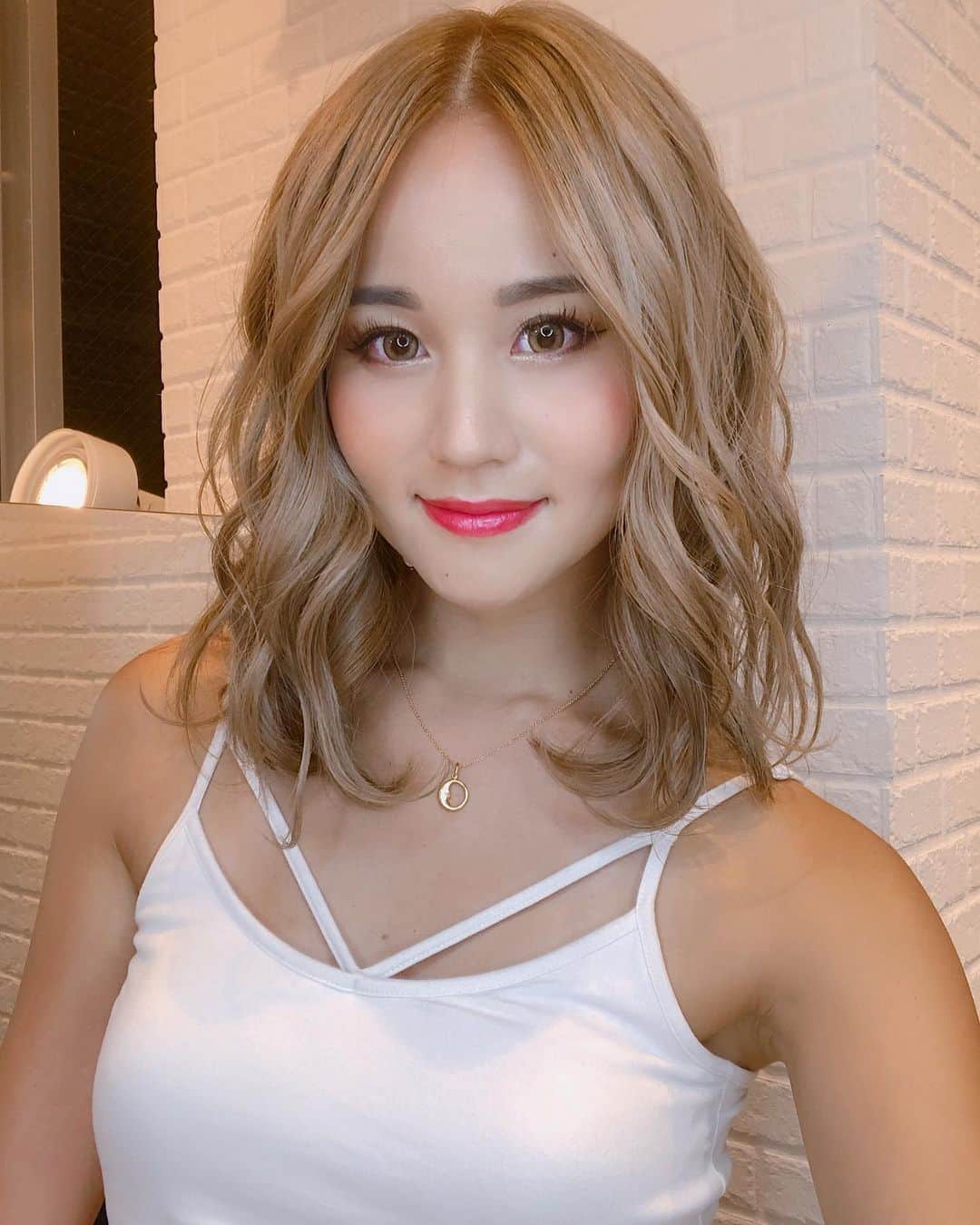 LORYのインスタグラム：「ばっさりカットしてもらいました！！🥳✨✨ ずっとロングだったから新鮮😍 ハイライトと全体カラーもいい感じ❤️❤️❤️ すっきりさっぱり💛どうかなー？？🙈✨ 巻いても、ストレートでもいけるように カットしてくれました😊✂️💈 池さん @rollen_ike ありがとうございます💕 #rollen #haircolor #blondehair #hair #ローレン」