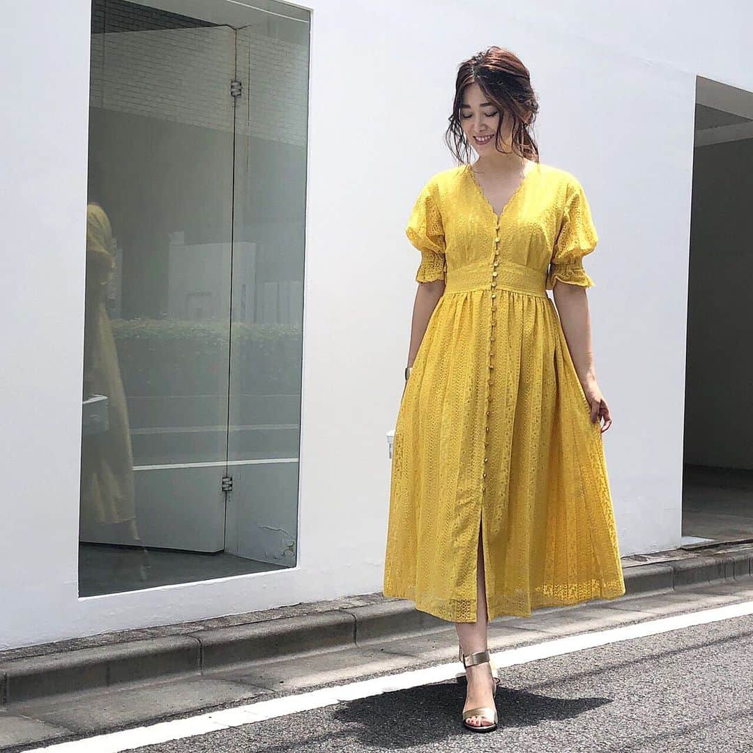 山本みらいさんのインスタグラム写真 - (山本みらいInstagram)「. 暑さのせいだったと思いたいんだけど、、 . お迎え前に急いでいて、 駅の自動改札で幼稚園の🆔を 颯爽とかざしていた日…(恥)。 . (こういう経験、私だけ…ですかね😂) . . コーデはパキッとイエロー💛 今年は黄色もマイブームです。 . . #coordinate #yellowdress」8月1日 20時58分 - mirai_yamamoto