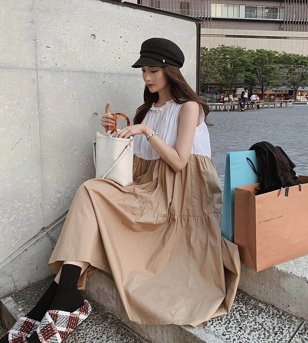 のインスタグラム：「𓇠 ⠀ アラジンやっと観れた🧞‍♂️ なんて素敵なの…涙が止まらなかった💧 ⠀ その後は欲しかった服をゲットして、店員さんにコーデ褒めてもらって、絶好調な1日でした♥︎ ⠀ 写真のアイテム達も明日発売の新作です𓅿 20時からは @_hyeon_jp でインスタライブもします☺︎ お時間合いましたら是非遊びに来てください♡」